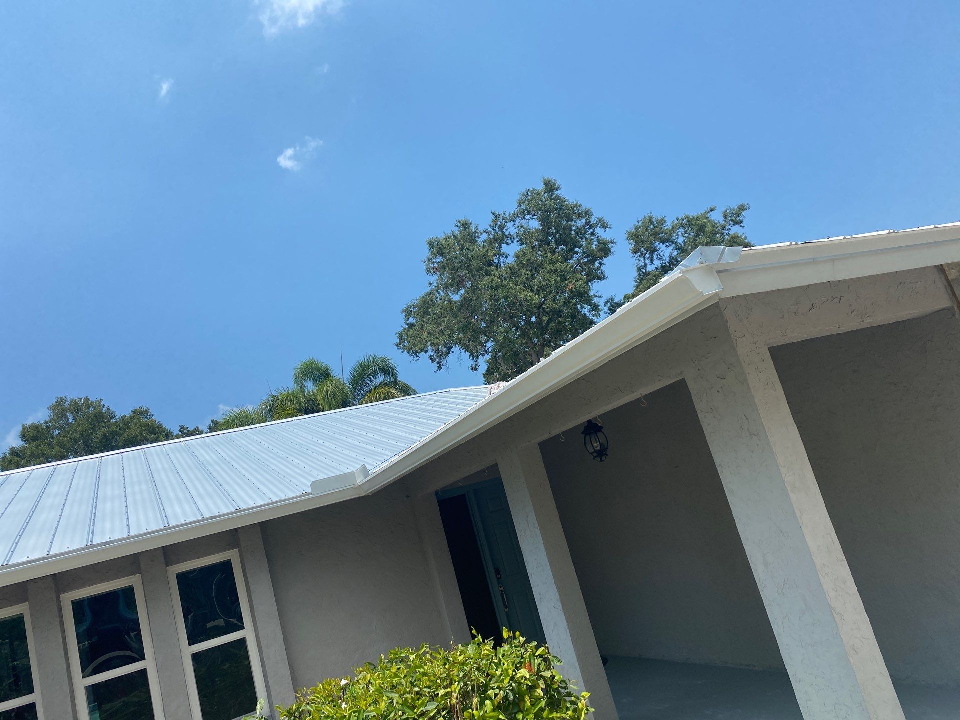 Aluminum Seamless Gutters using White Seamless Gutters in Sarasota FL by Gutter Professors