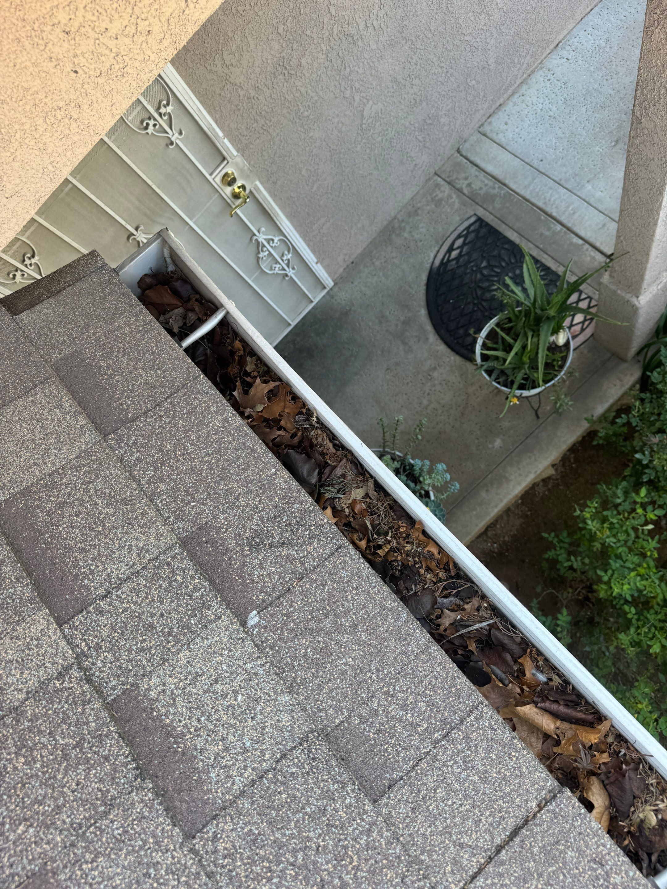 HOA gutter cleaning before photo.