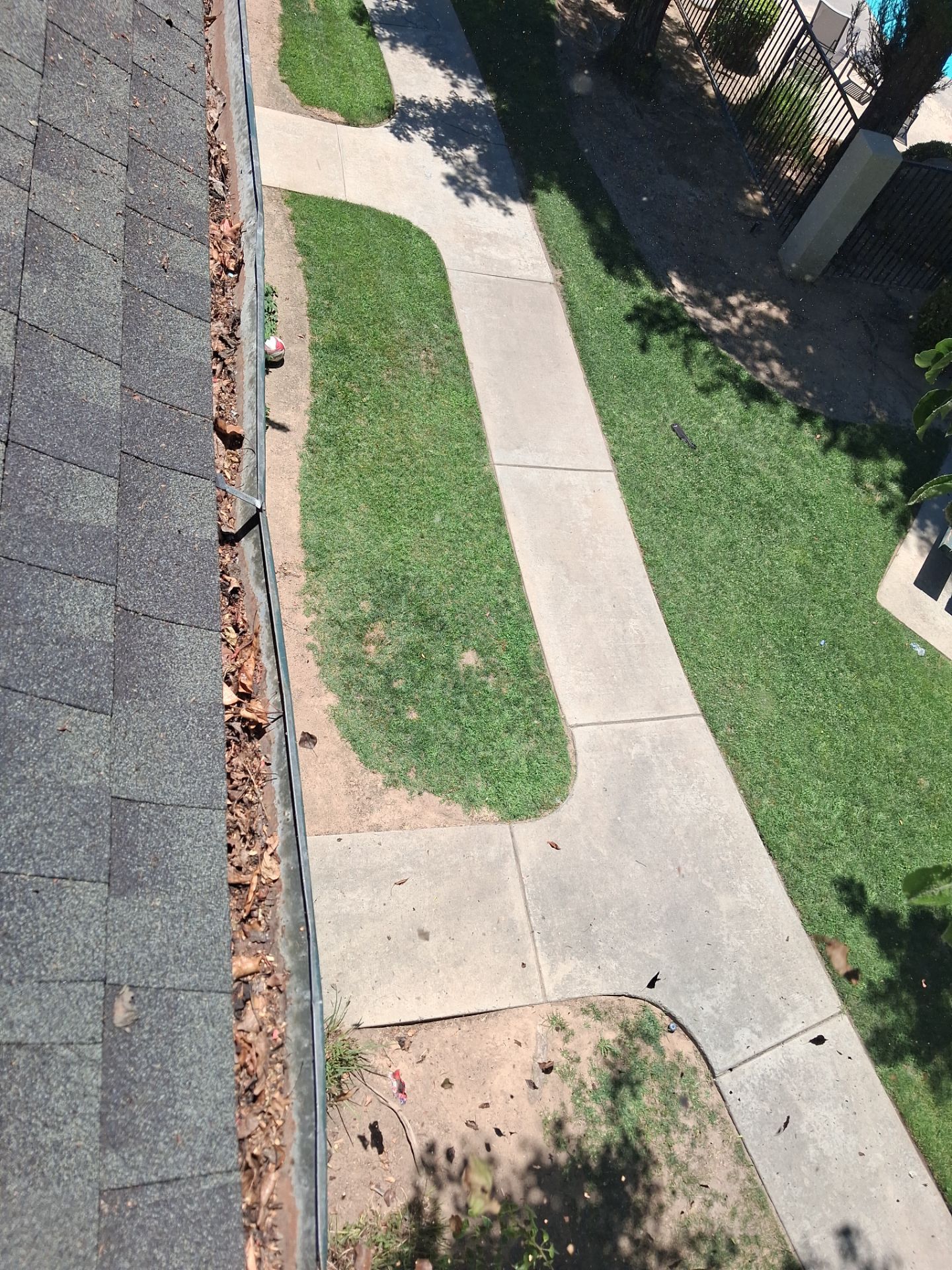 HOA gutter cleaning before photo
