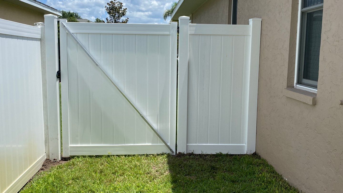 Sarasota, FL 6ft. Tall White Vinyl Privacy Fence  by Asap fence and gates, LLC
