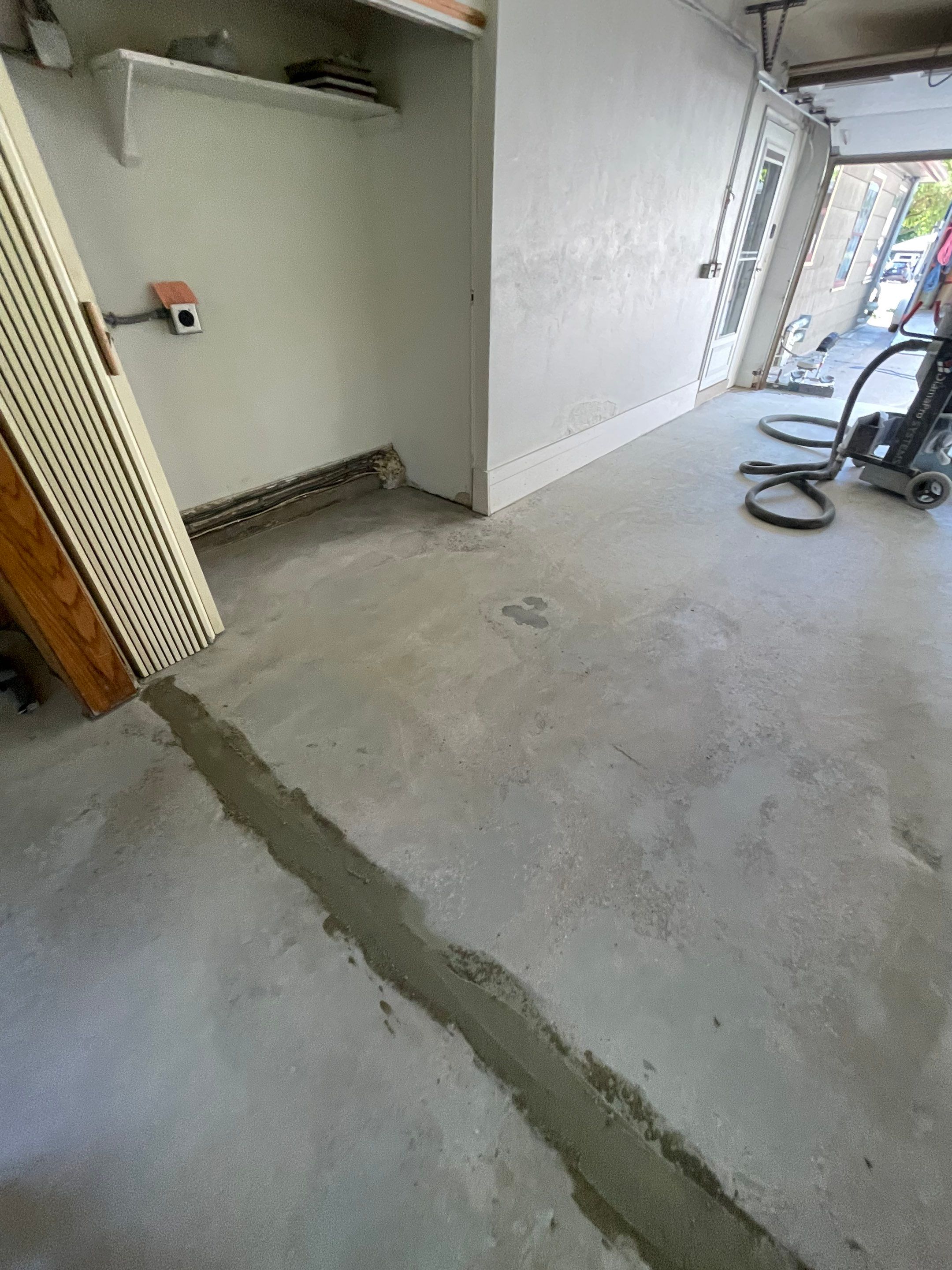 Sioux Falls Garage and Sunroom Concrete Coating with Coyote Flake by Select Painting, Coatings & Garage Cabinets