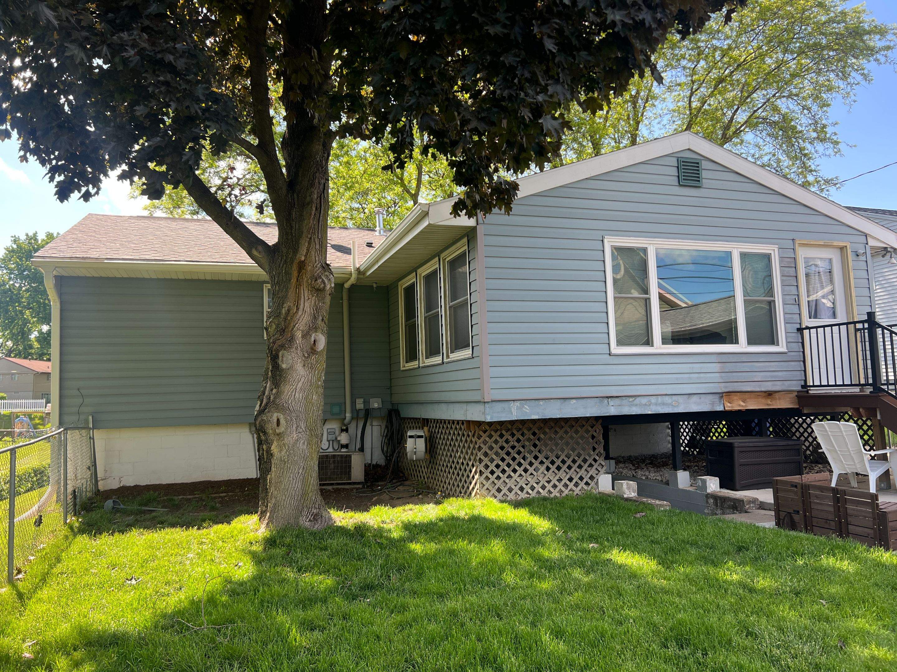 Fading & Oxidized siding turned new again! by Grandview Painting