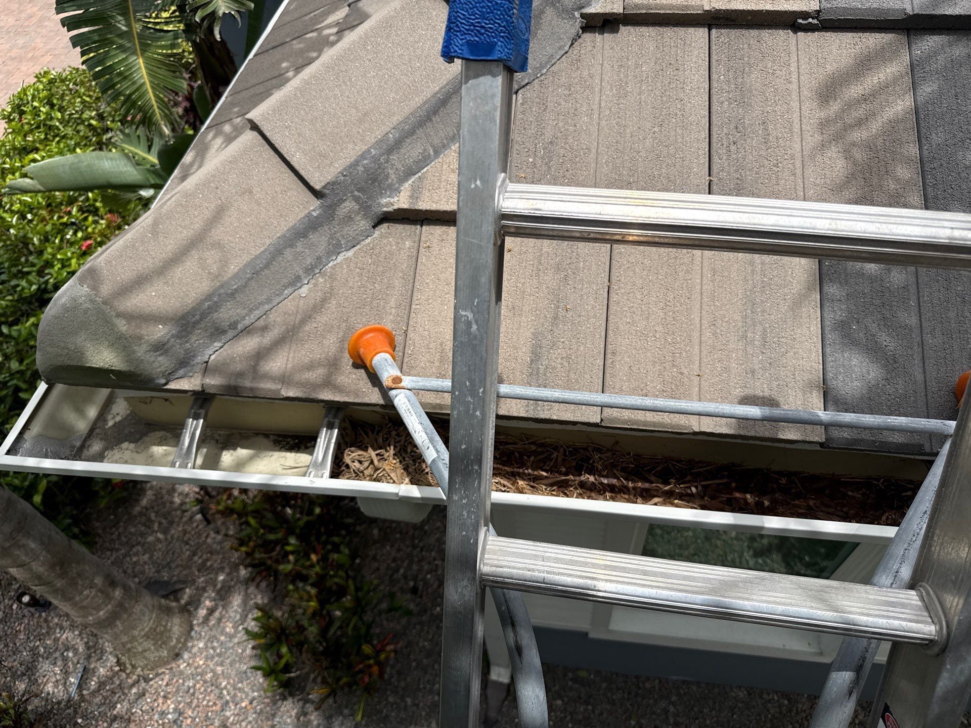 Gutter Cleaning in Winding River Community – Bradenton, FL by Sunshine AquaWash