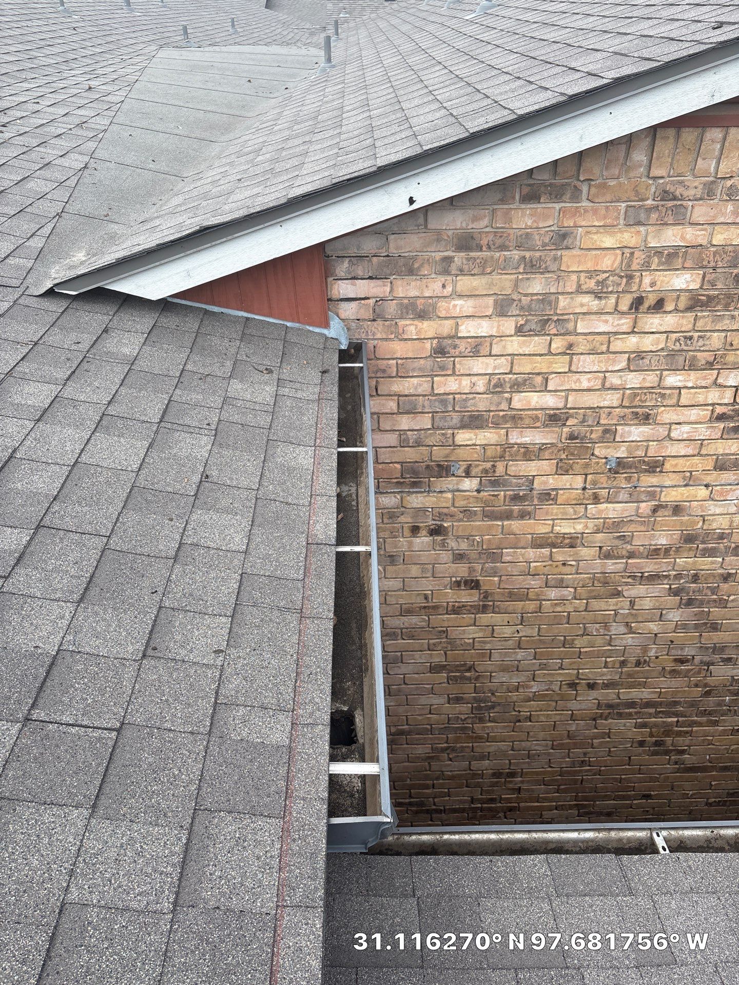 HOA gutter cleaning after photo.