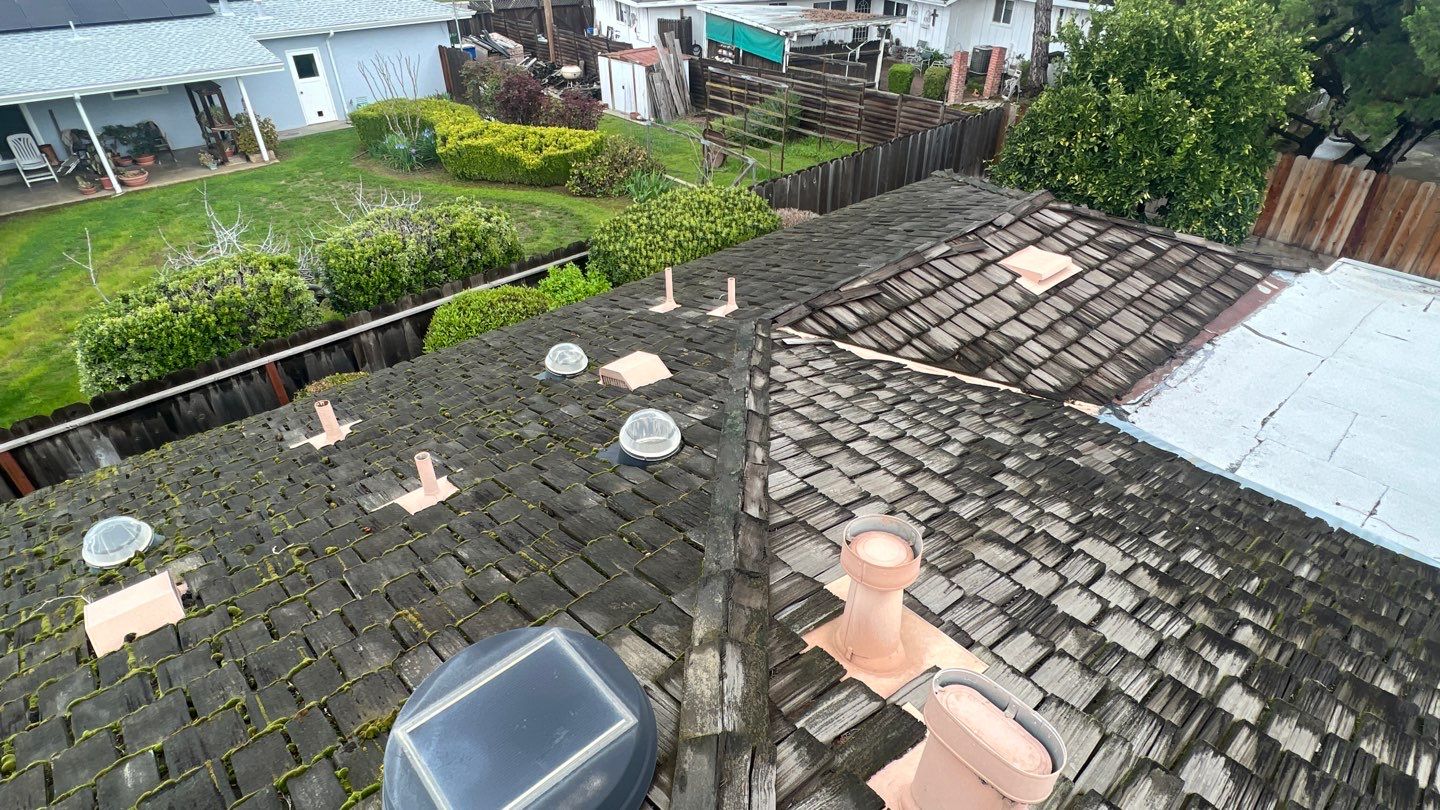 Installation of Certainteed Presidential shingles on residential house by Straight Edge Roofing Inc