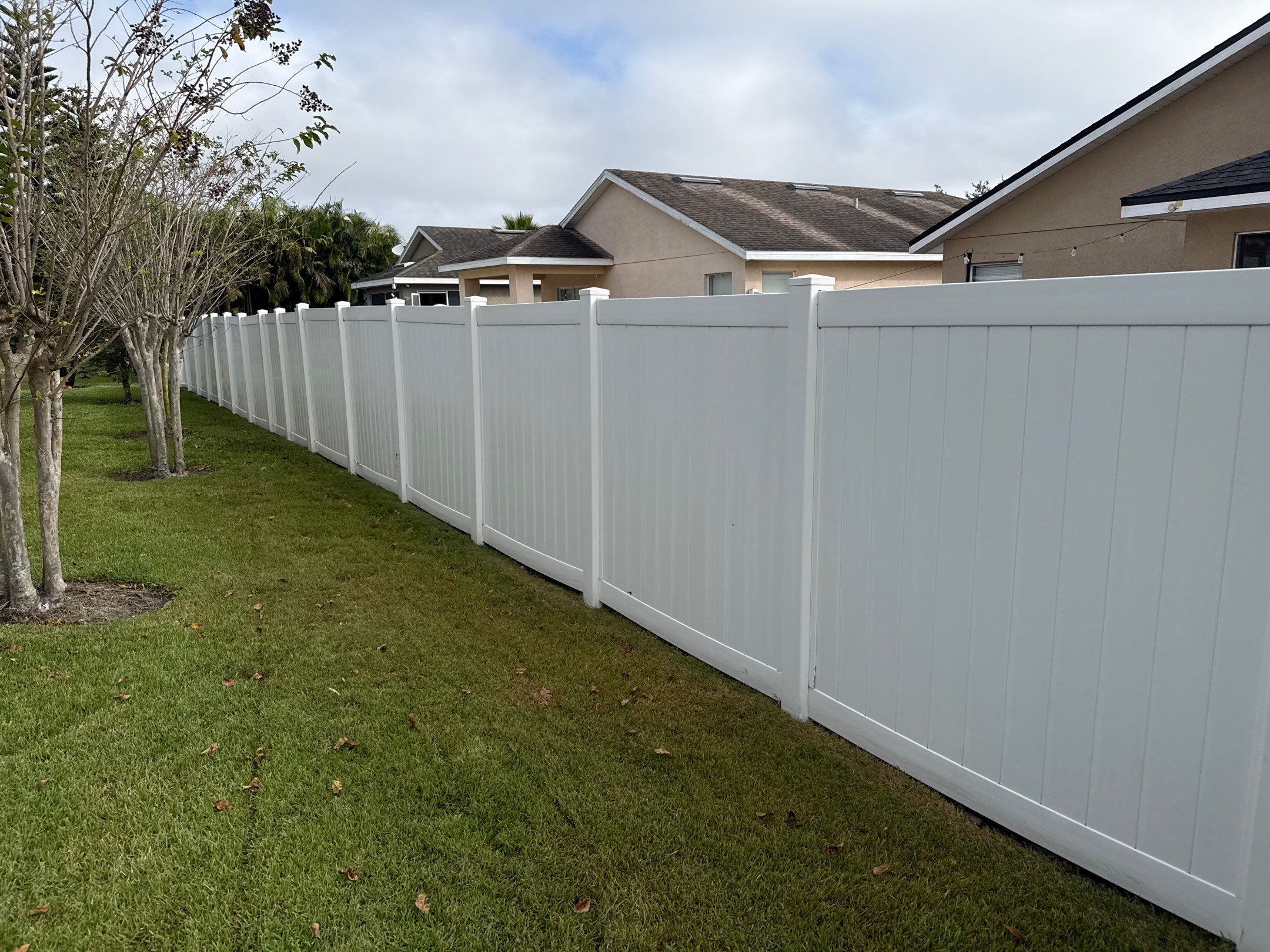 Vinyl Fence Cleaning, Driveway & Sidewalk Cleaning in Crystal Lakes – Palmetto, FL by Sunshine AquaWash