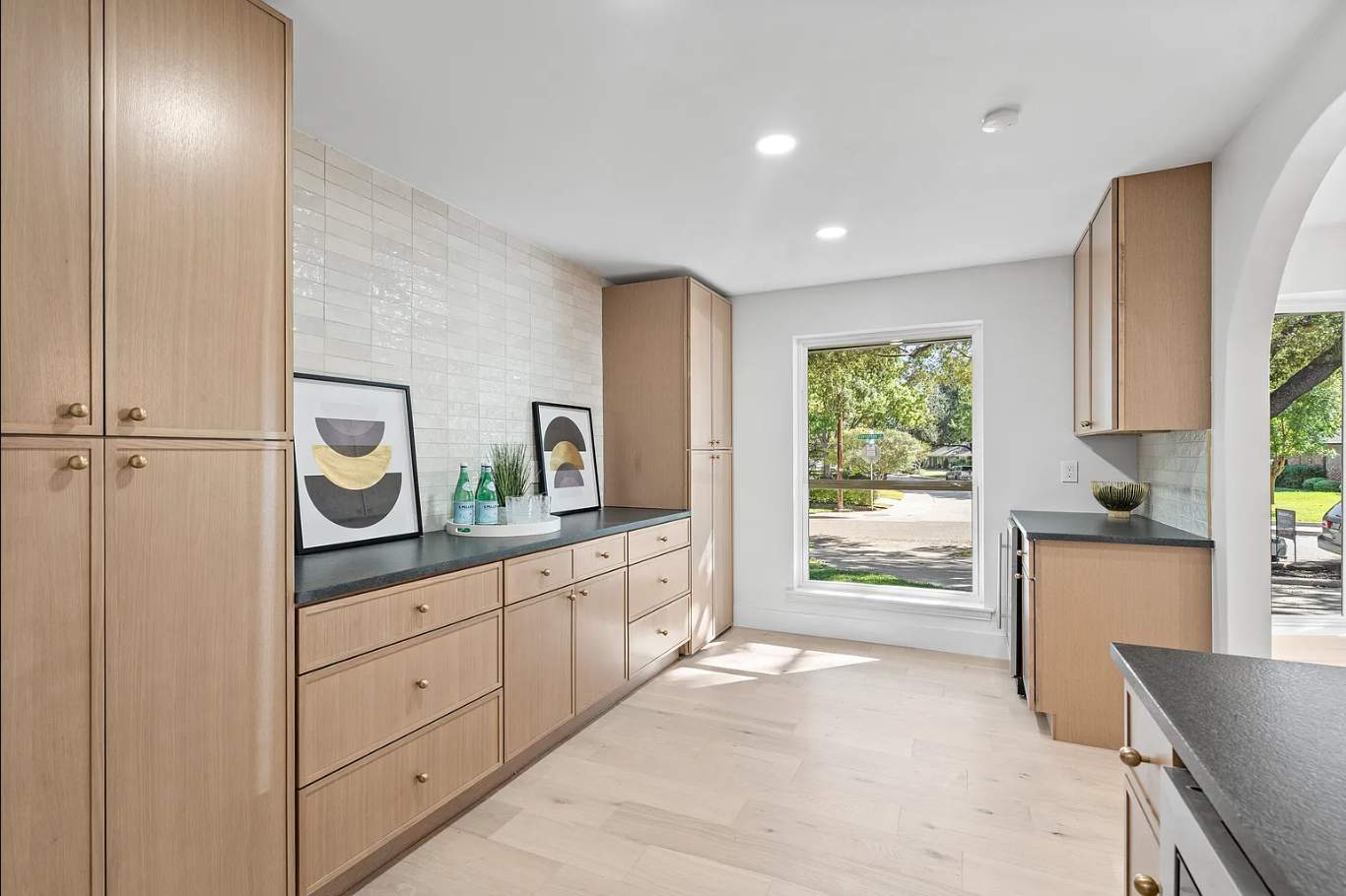 Layout-Loving Kitchen: Premium Cabinets Delivered in 7 Days Flat by Tibi Soli LLC