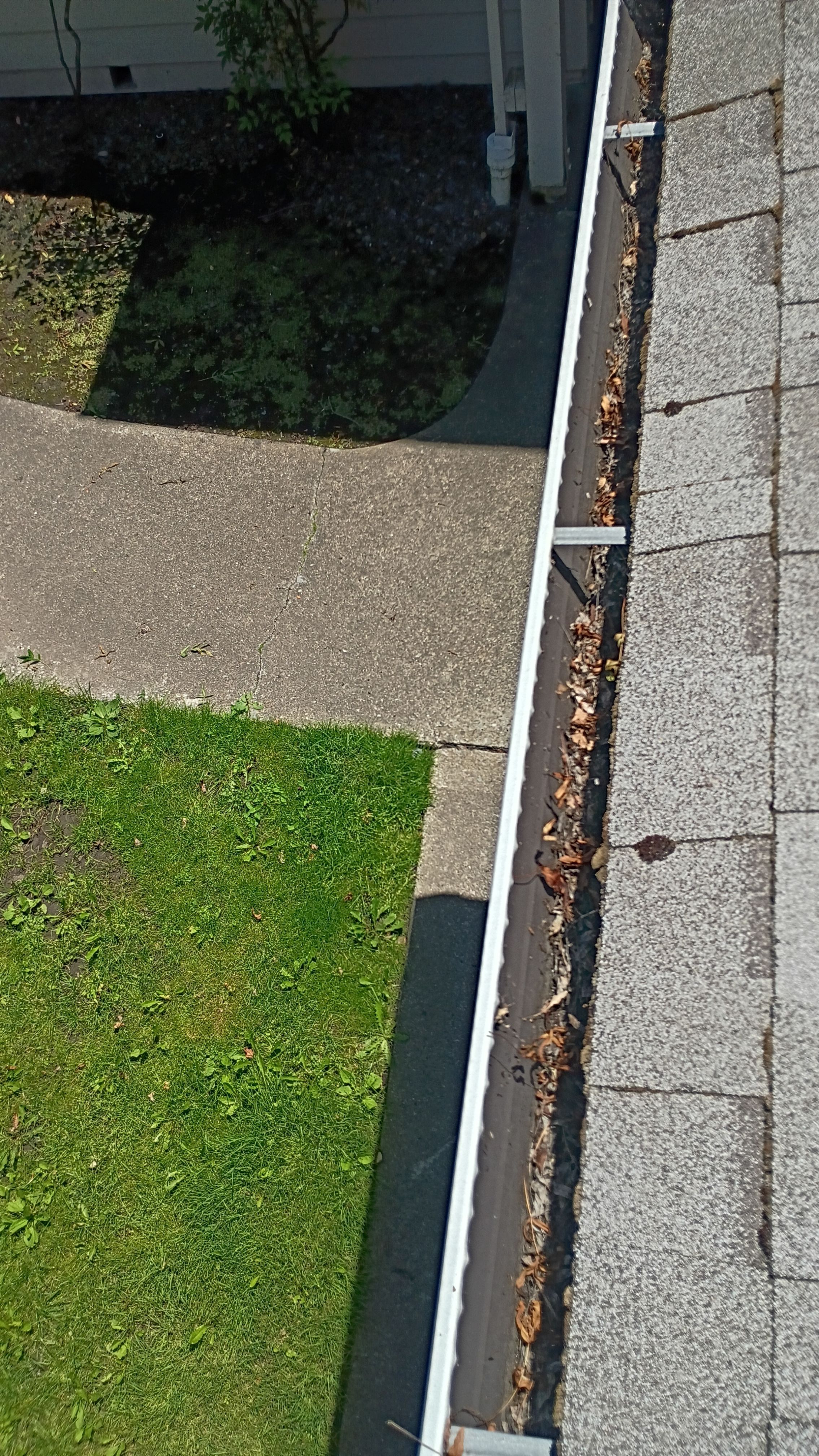 HOA gutter cleaning before photo.