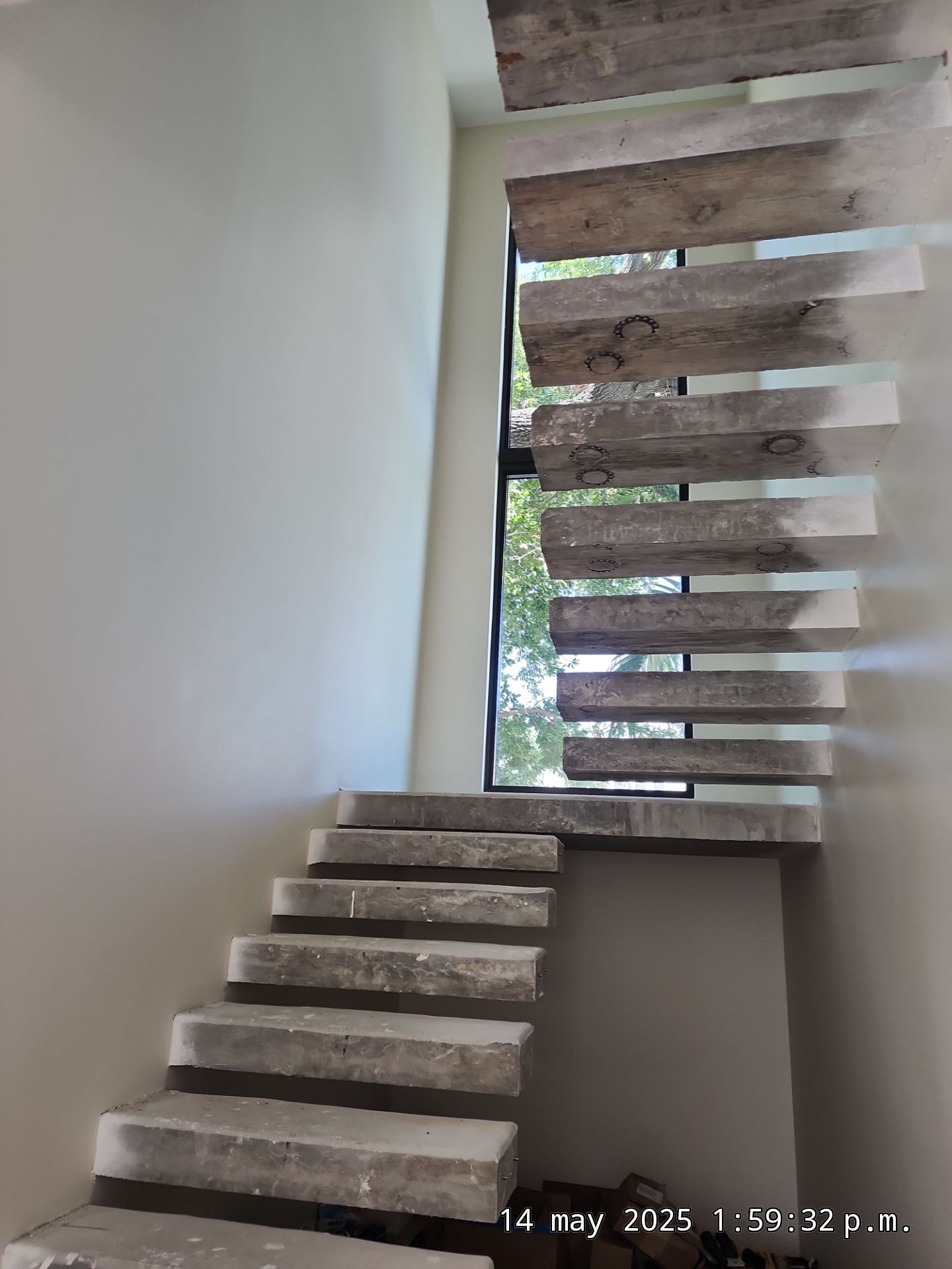 Microtopping over Steps by Seamless Surfaces