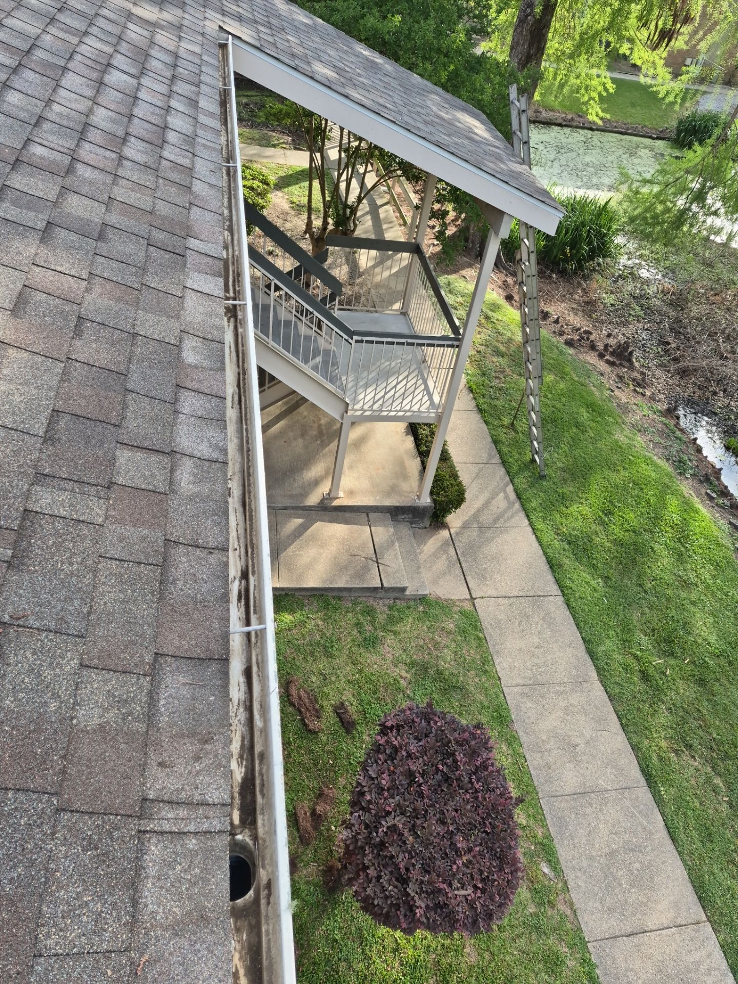 HOA gutter cleaning after photo.