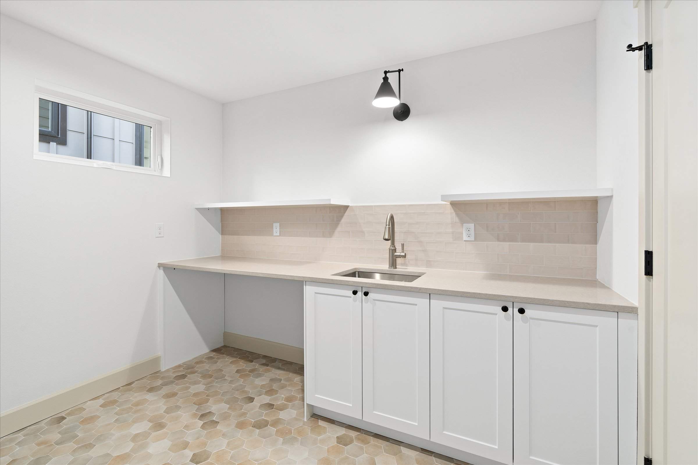 Maple Leaf 6-unit new construction by LinMak Construction