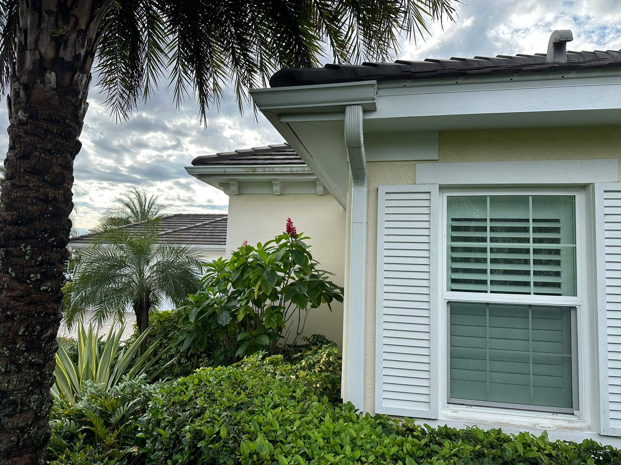 House Wash & Pool Screen Enclosure Cleaning in Winding River Community, Bradenton, FL | Sunshine AquaWash by Sunshine AquaWash