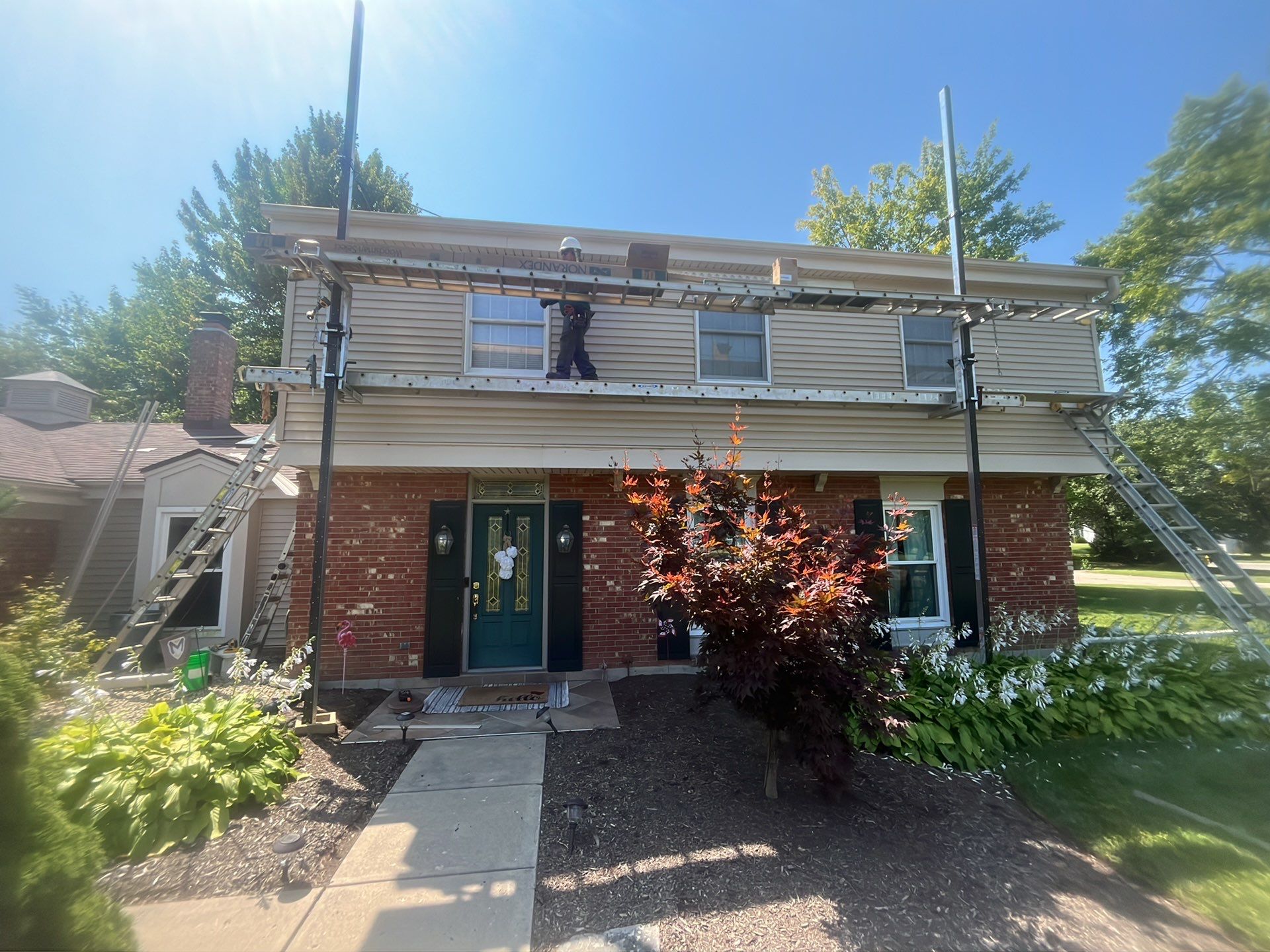 Siding Installation using Norandex Woodsmen Select vinyl sidning by WIW Enterprises Inc