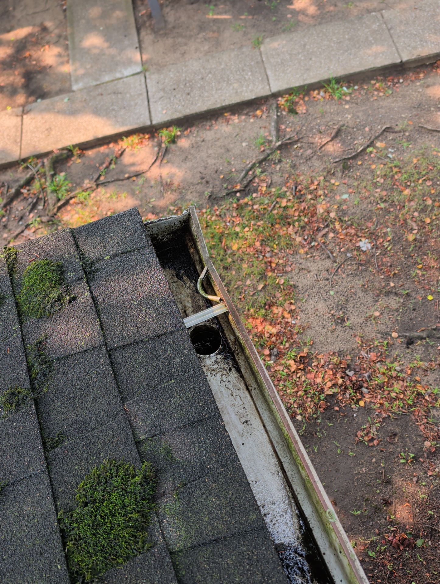 HOA gutter cleaning after photo.