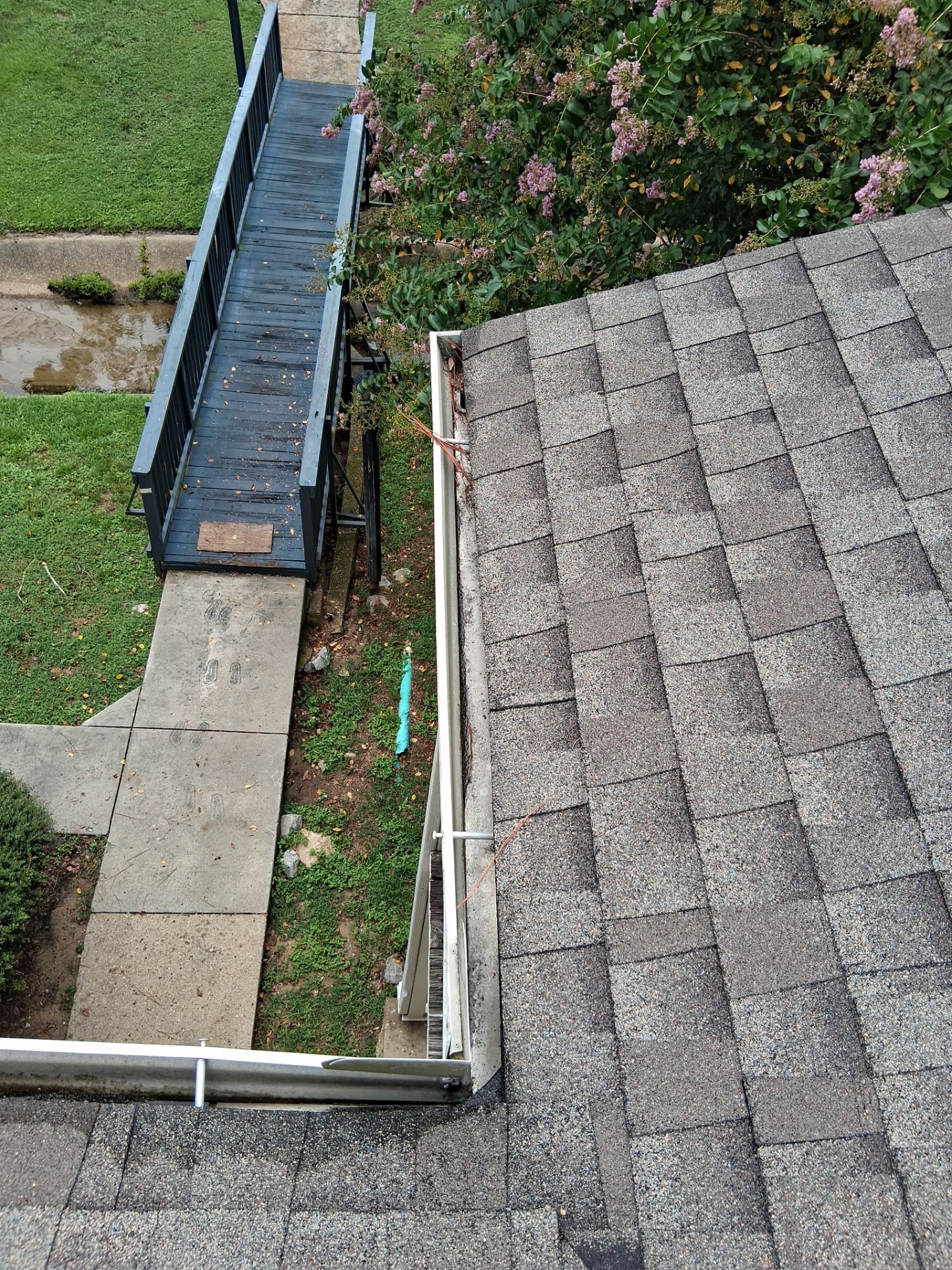 Commercial gutter cleaning Gulfport & Biloxi, MS after photo with clean gutters