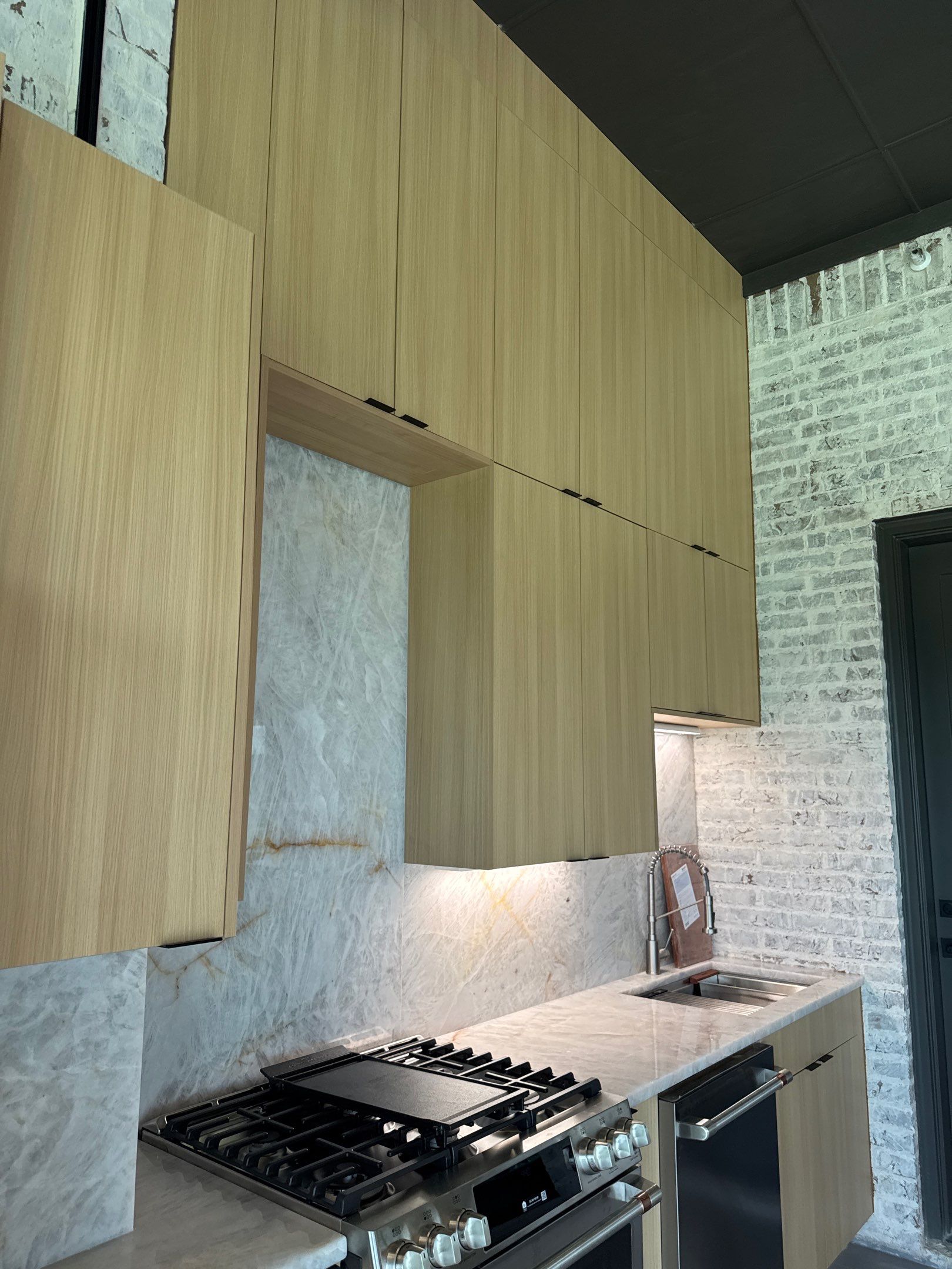 💎 Fairview Luxury Oasis: European Modern Outdoor Kitchen with Cristallo Quartzite by Tibi Soli LLC