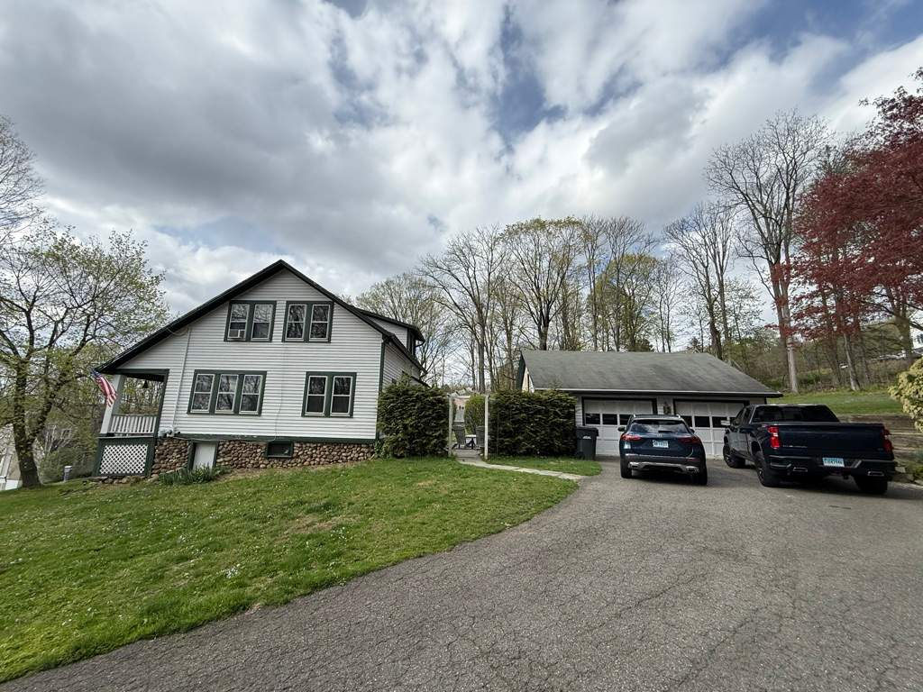 Brand new New Milford, CT roof by DiGiorgi! by DiGiorgi Roofing and Siding Inc