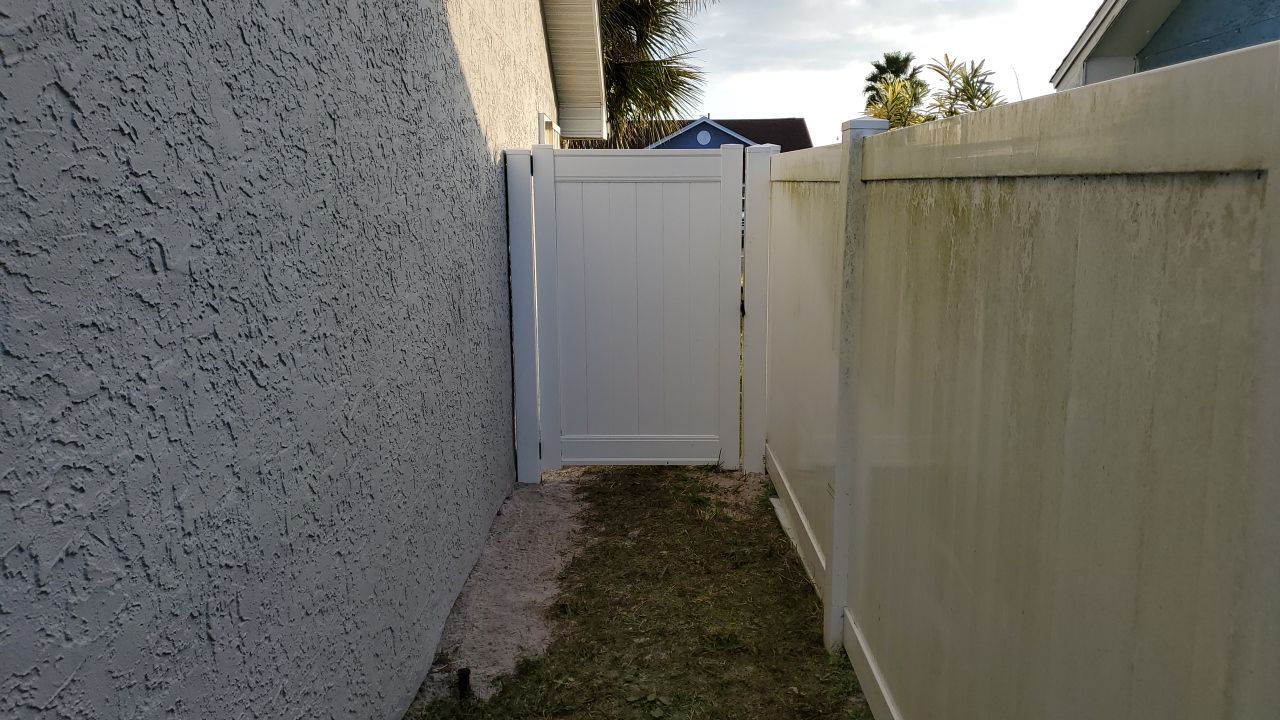 Nice clean look by Hip Square Fence Inc.