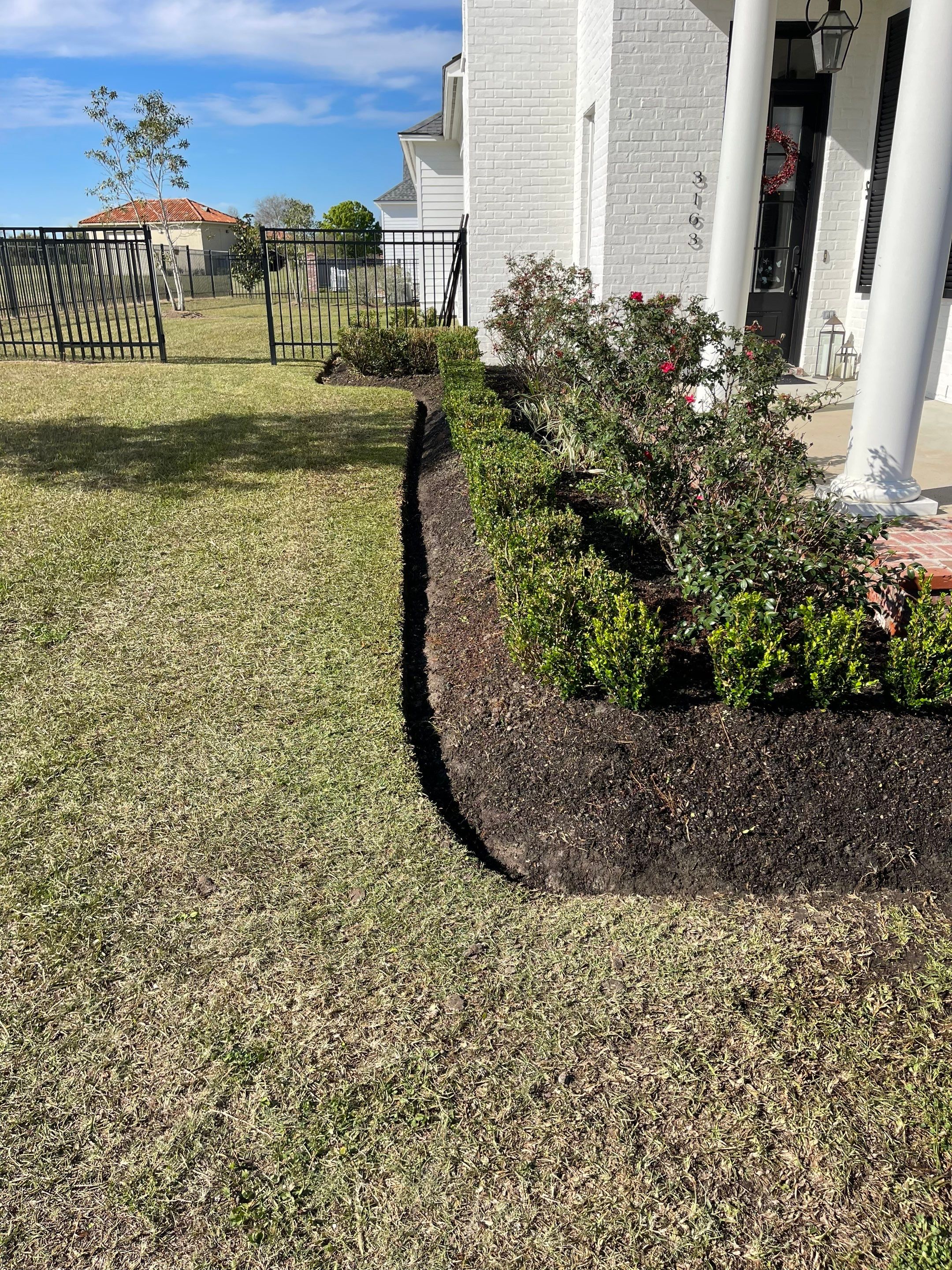 LANDSCAPE SERVICES: CUT IN BED EDGES / BED EDGE REDEFINE by CutScape, LLC.