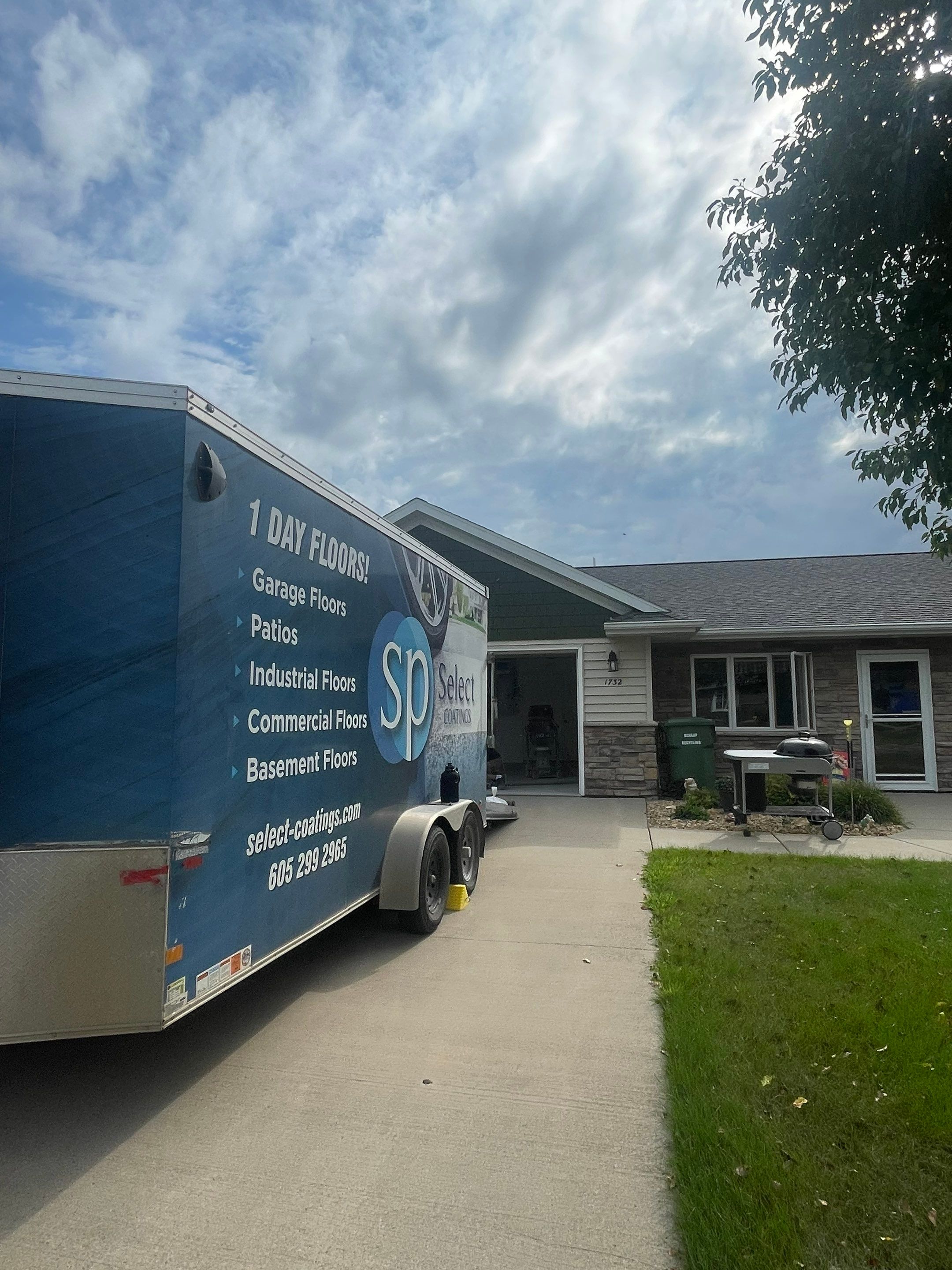 Coyote Flake Garage Floor Coating in Worthington, Minnesota by Select Painting, Coatings & Garage Cabinets