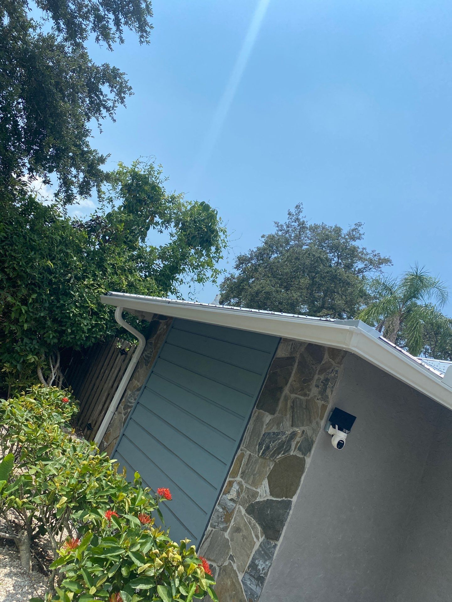 Aluminum Seamless Gutters using White Seamless Gutters in Sarasota FL by Gutter Professors