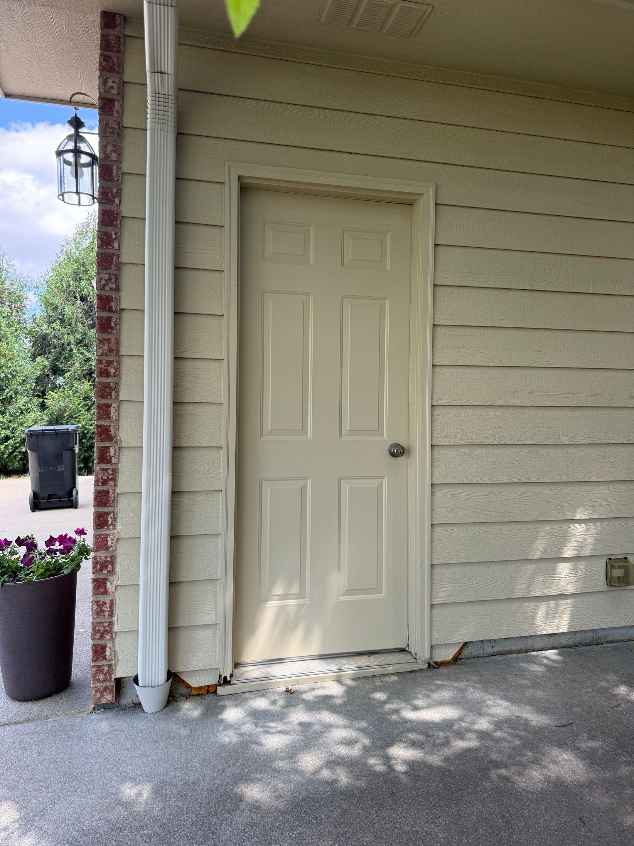 Sioux Falls Exterior Siding Replacement and Custom Deck Upgrade by Select Painting, Coatings & Garage Cabinets