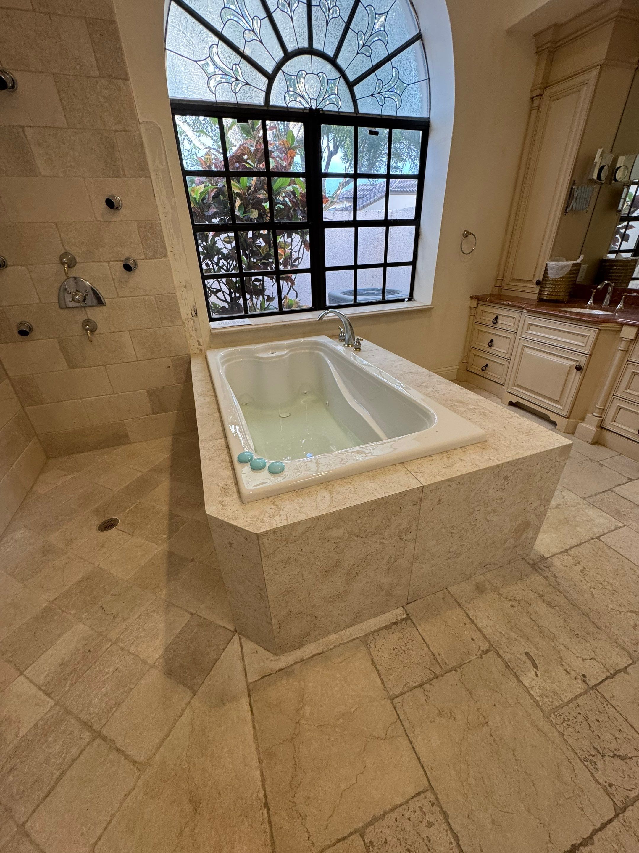 Roman Tub Remodel - Deerfield Beach by Hevi Tile