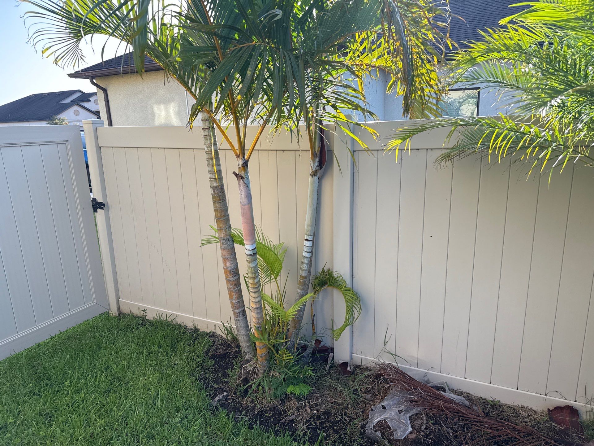 2-Story Stucco House Wash & Tan Vinyl Fence Cleaning | Sheffield Glen Palmetto, FL by Sunshine AquaWash