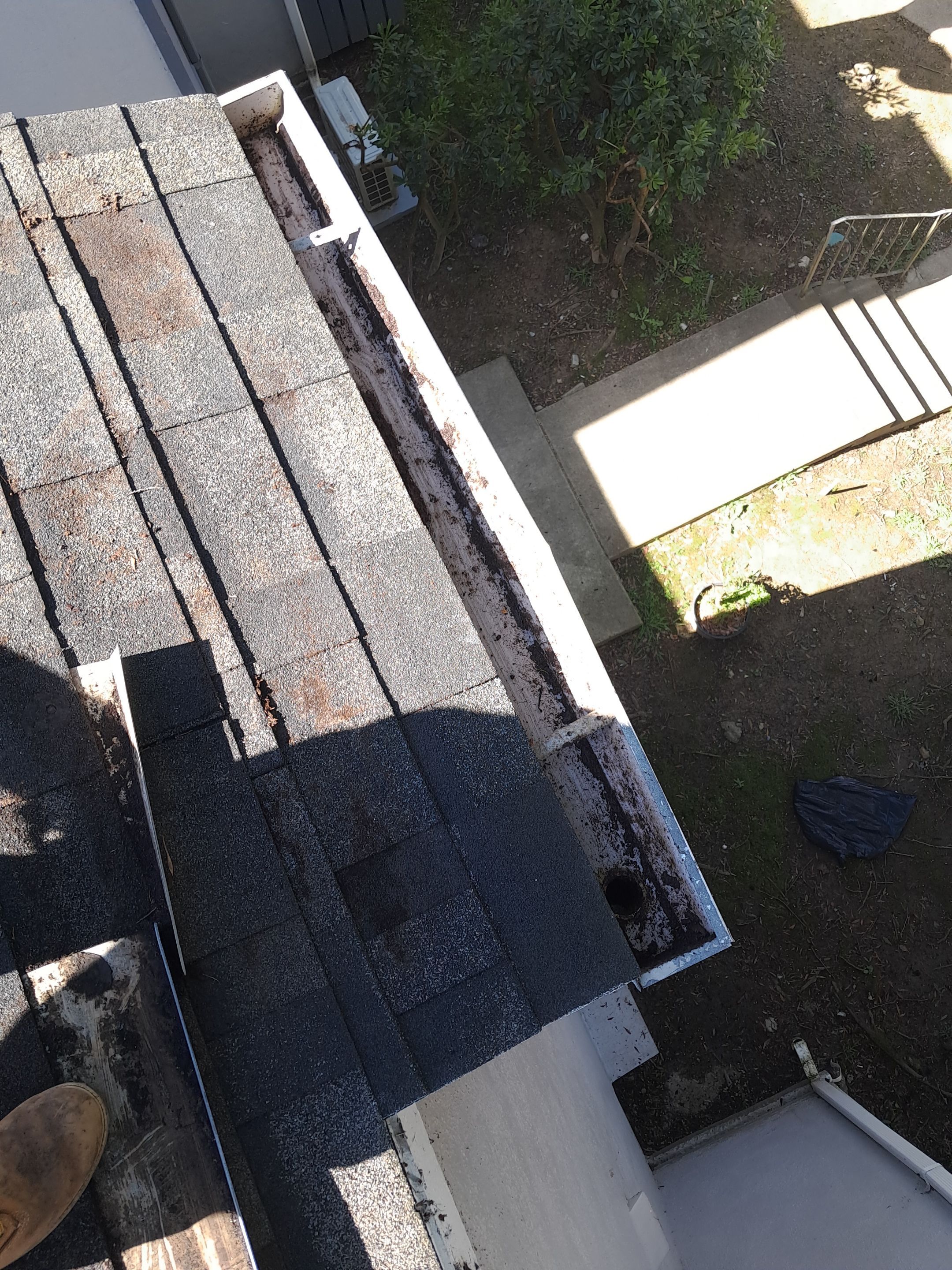 HOA gutter cleaning after photo.