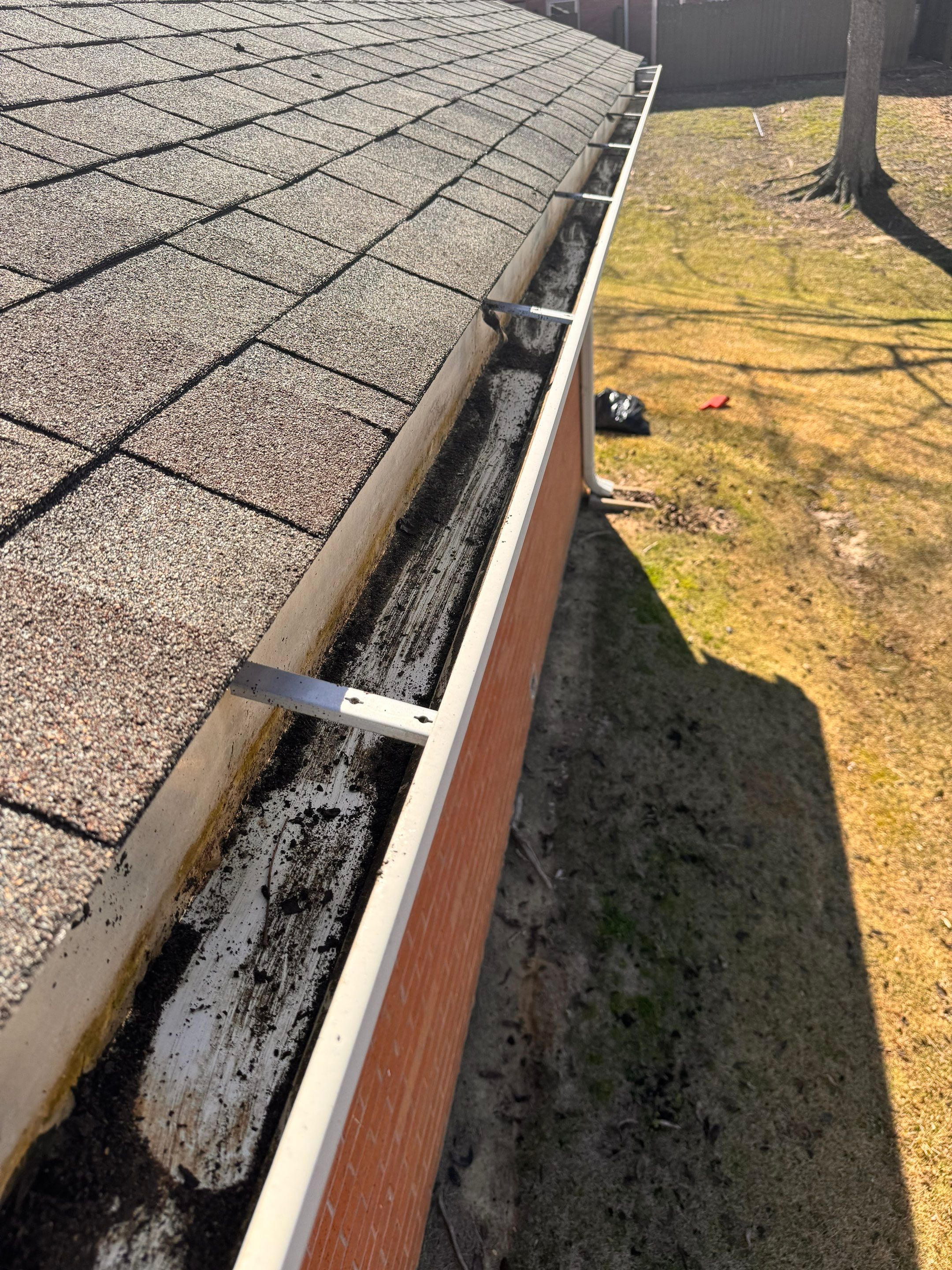 Commercial gutter cleaning Mississippi after photo with clean gutters