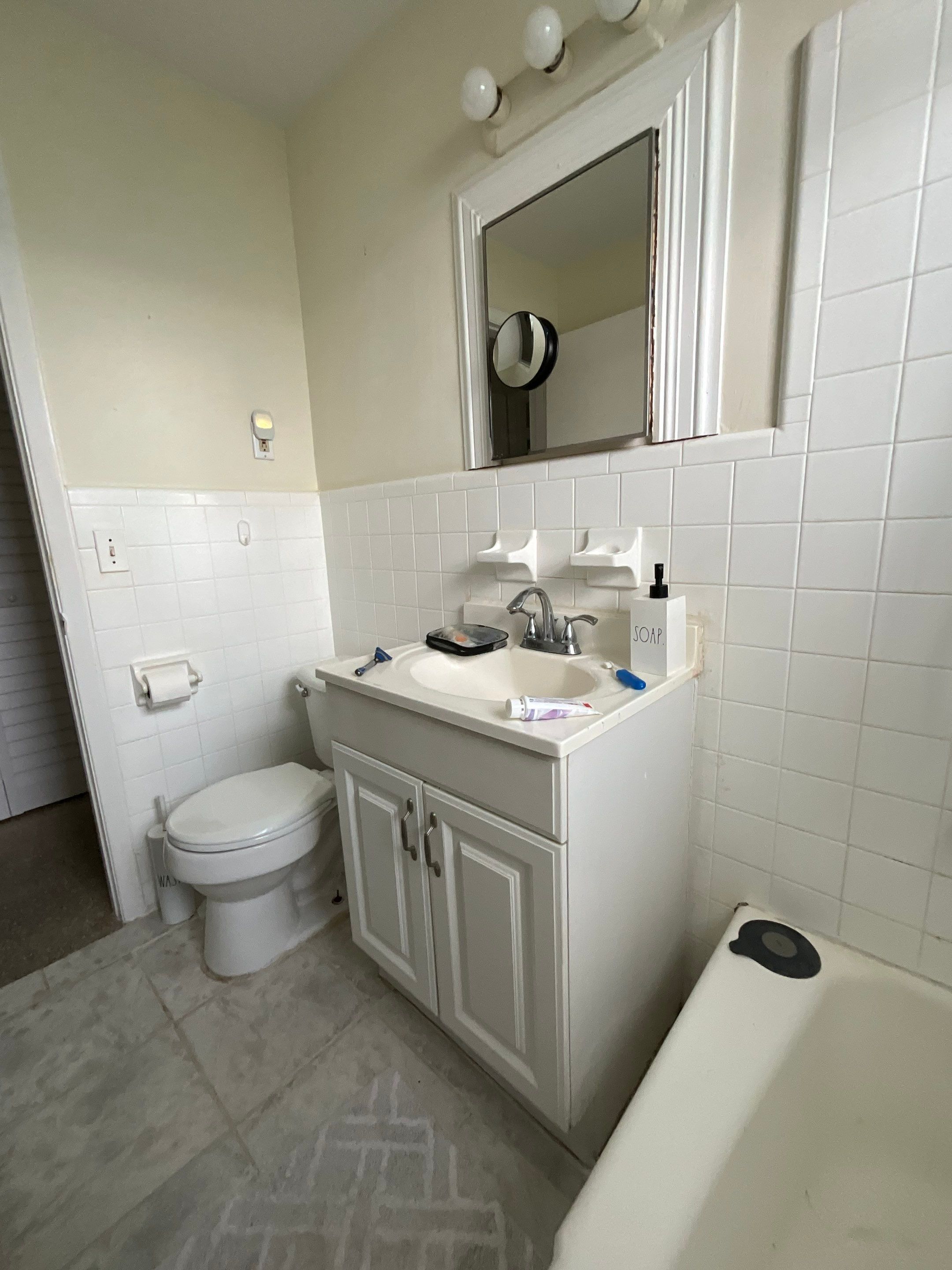 Guest Bathroom - Delray Beach by Hevi Tile