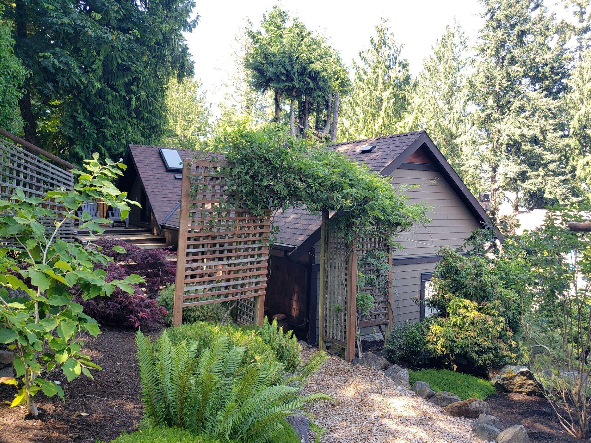 North Saanich Residence by Habanero Garden and Exterior Care