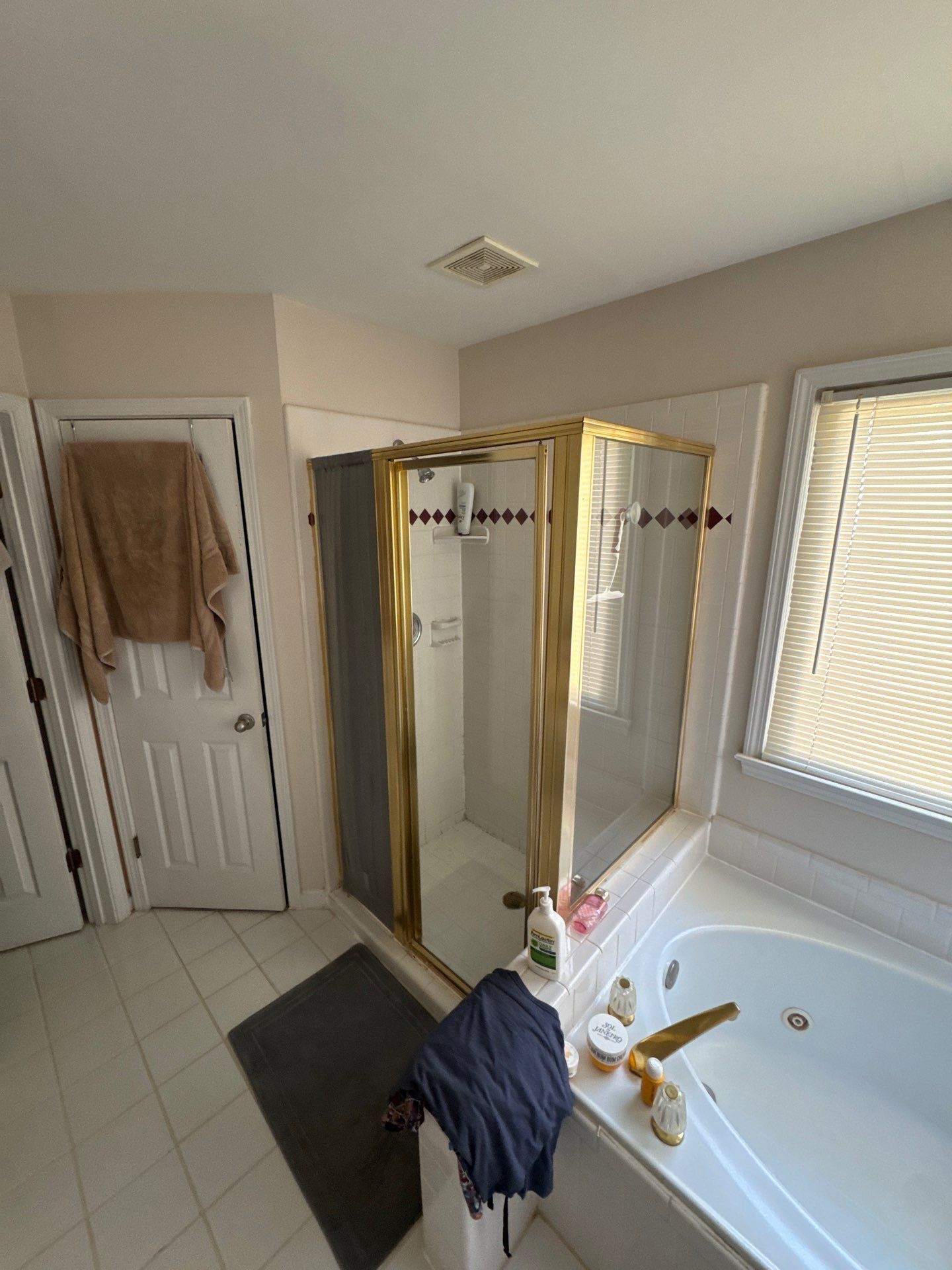 Master bathroom renovation by Prudencio