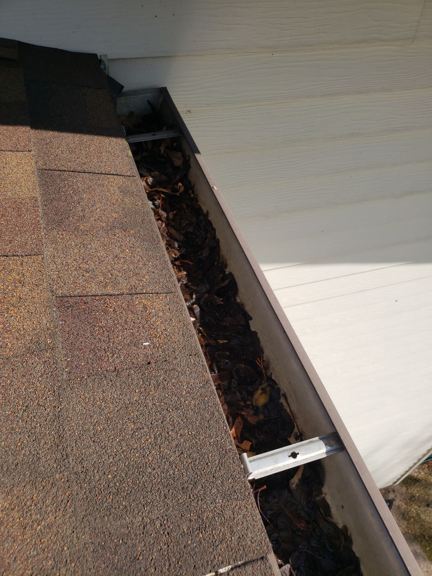 Commercial gutter cleaning Appleton & Oshkosh, WI before photo with filled gutters