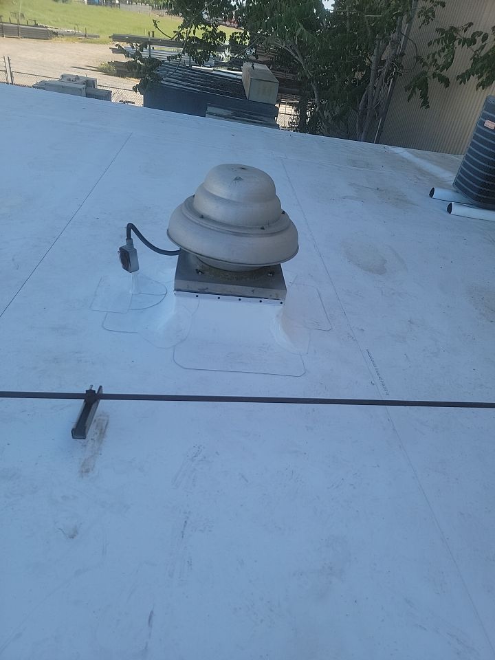 TPO single-ply roofing system using GAF by Straight Edge Roofing Inc