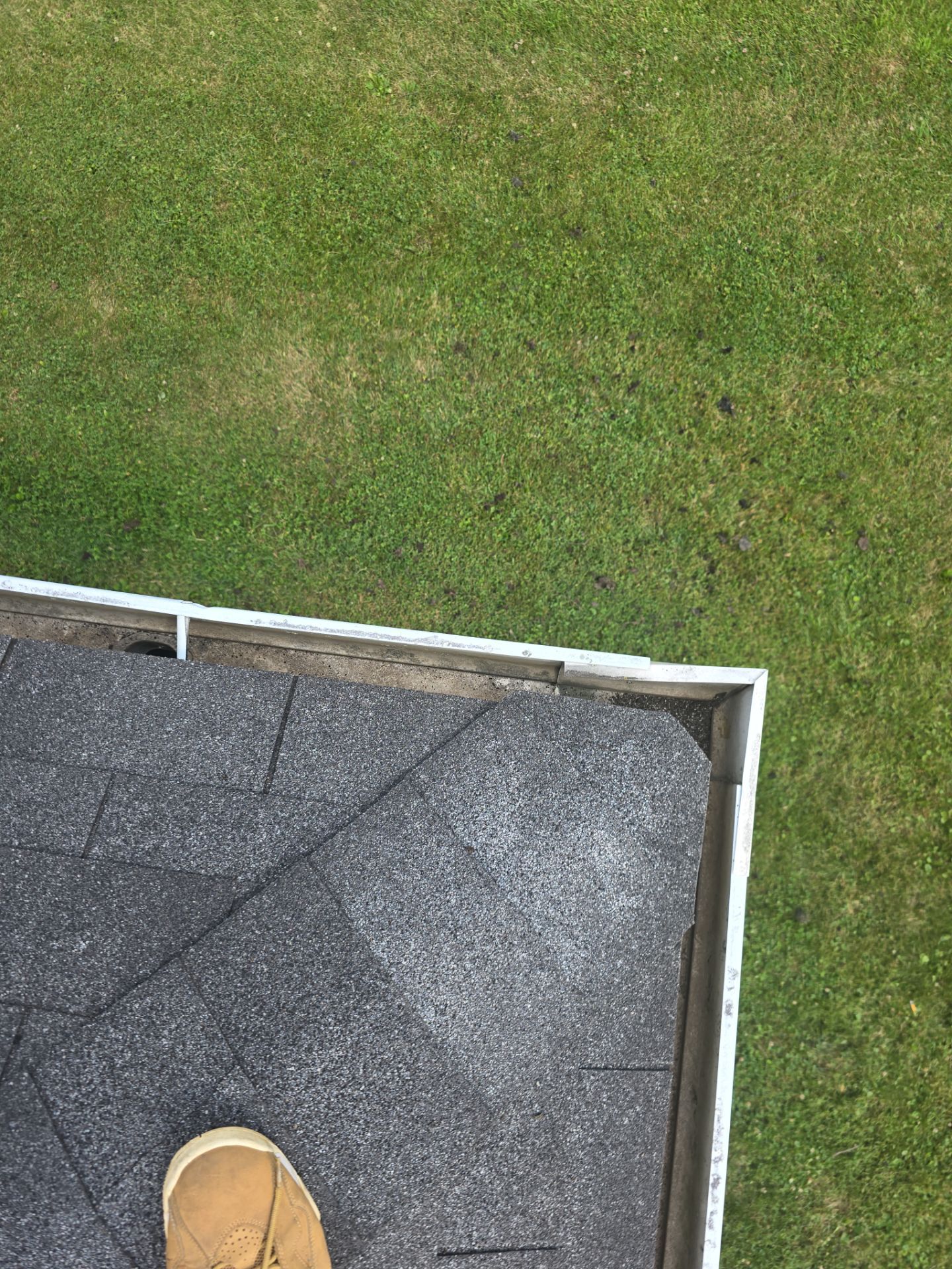 Commercial gutter cleaning Muncie, IN after photo with clean gutters