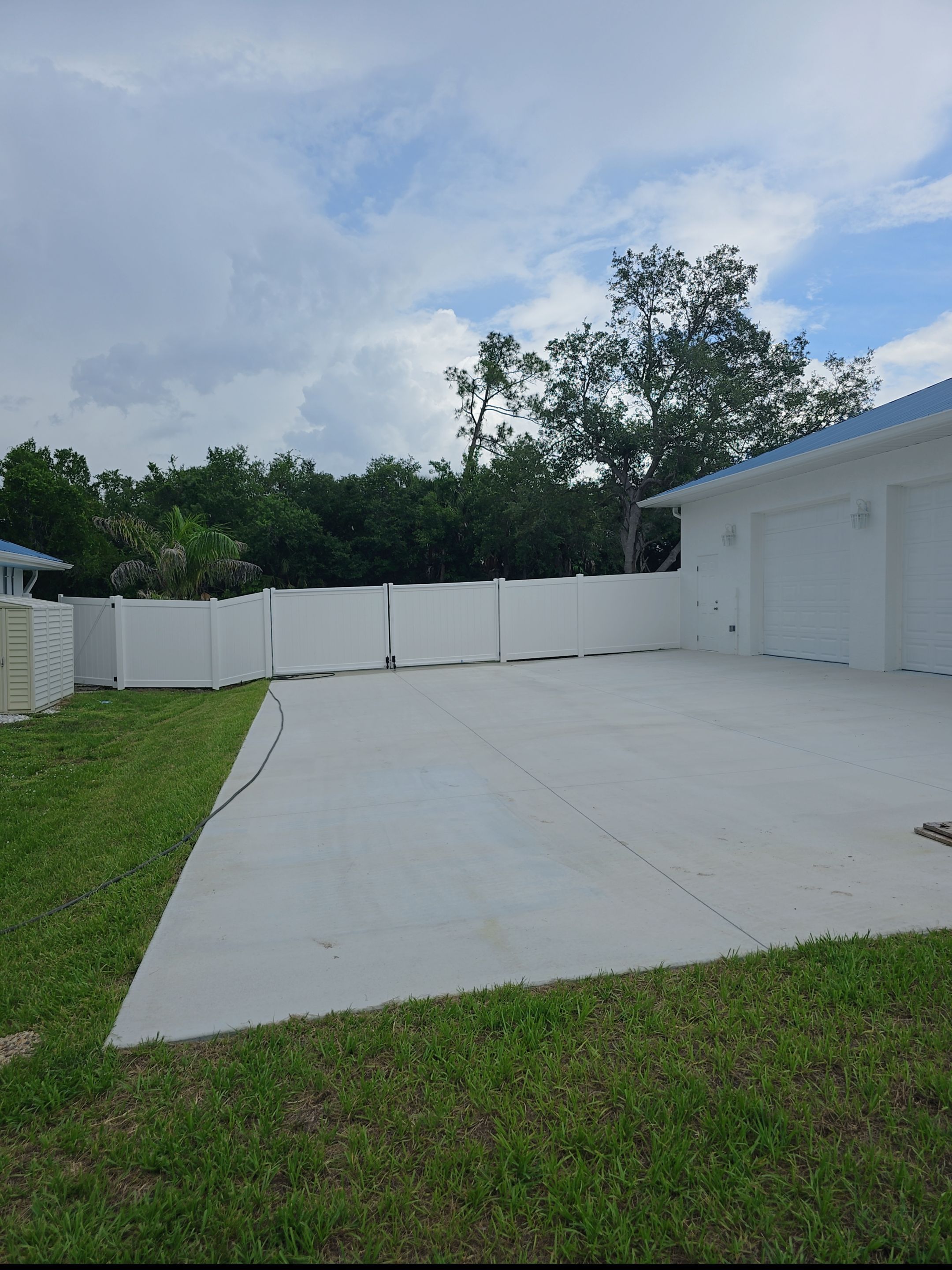 White Vinyl Privacy Fence Installation and Gate Repair in Port Charlotte by True Fence LLC