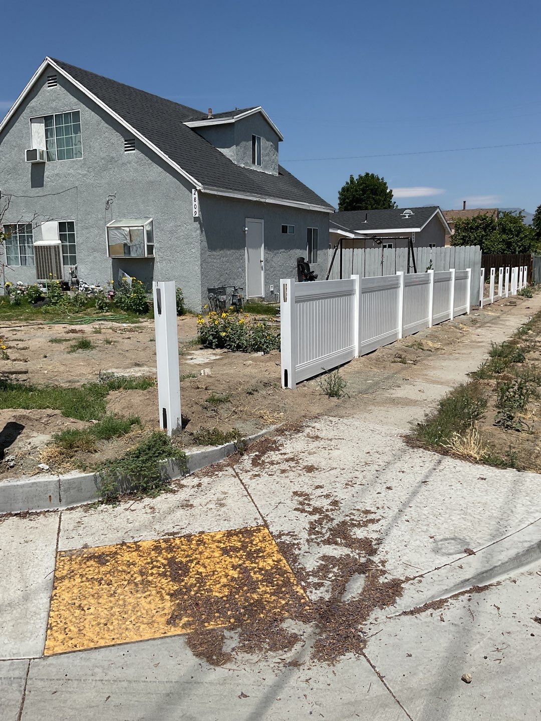 Fence installation using 6ft and 4ft vinyl  by Fence Guys Inc. 