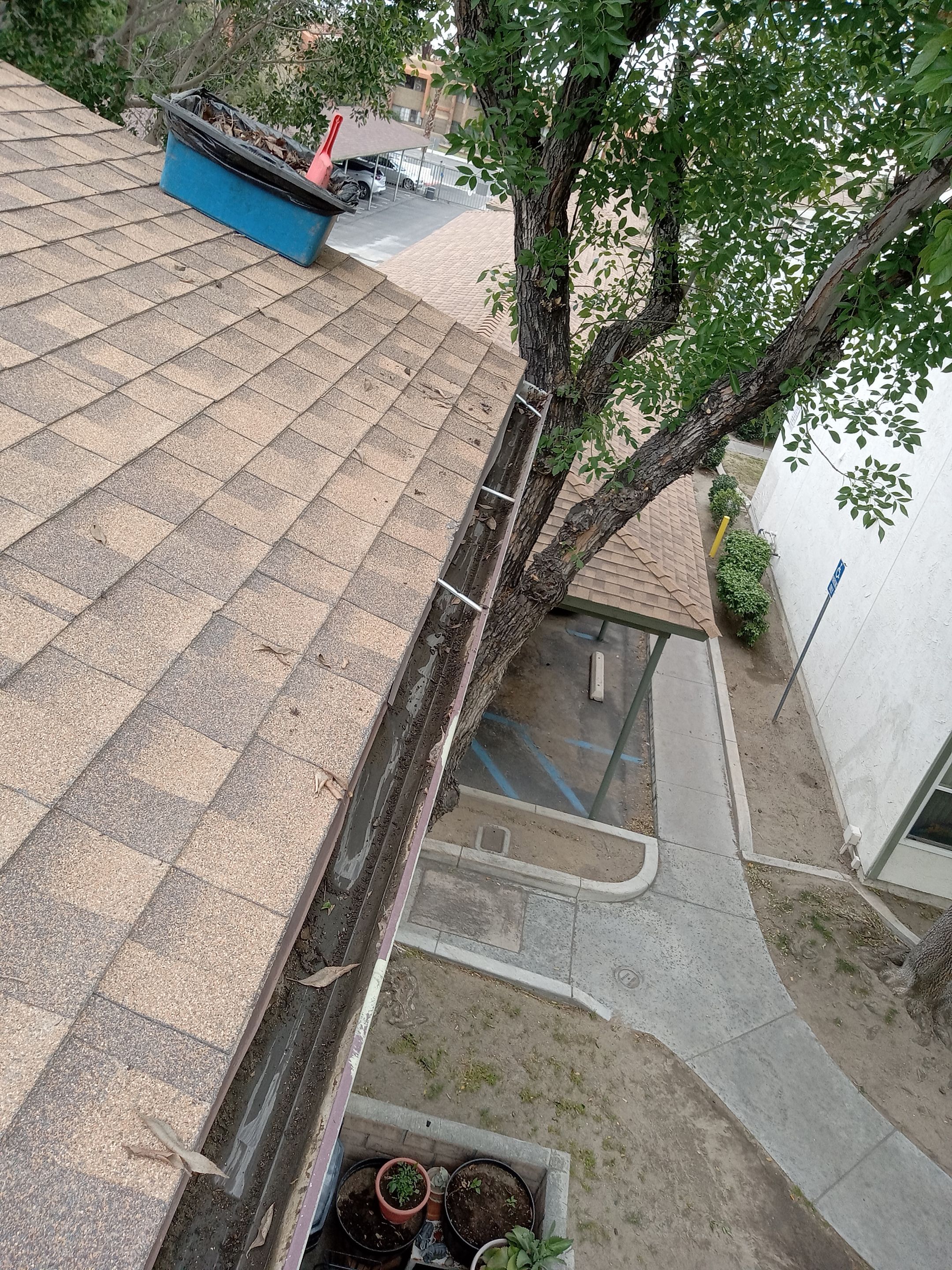 Commercial gutter cleaning Georgia after photo with clean gutters
