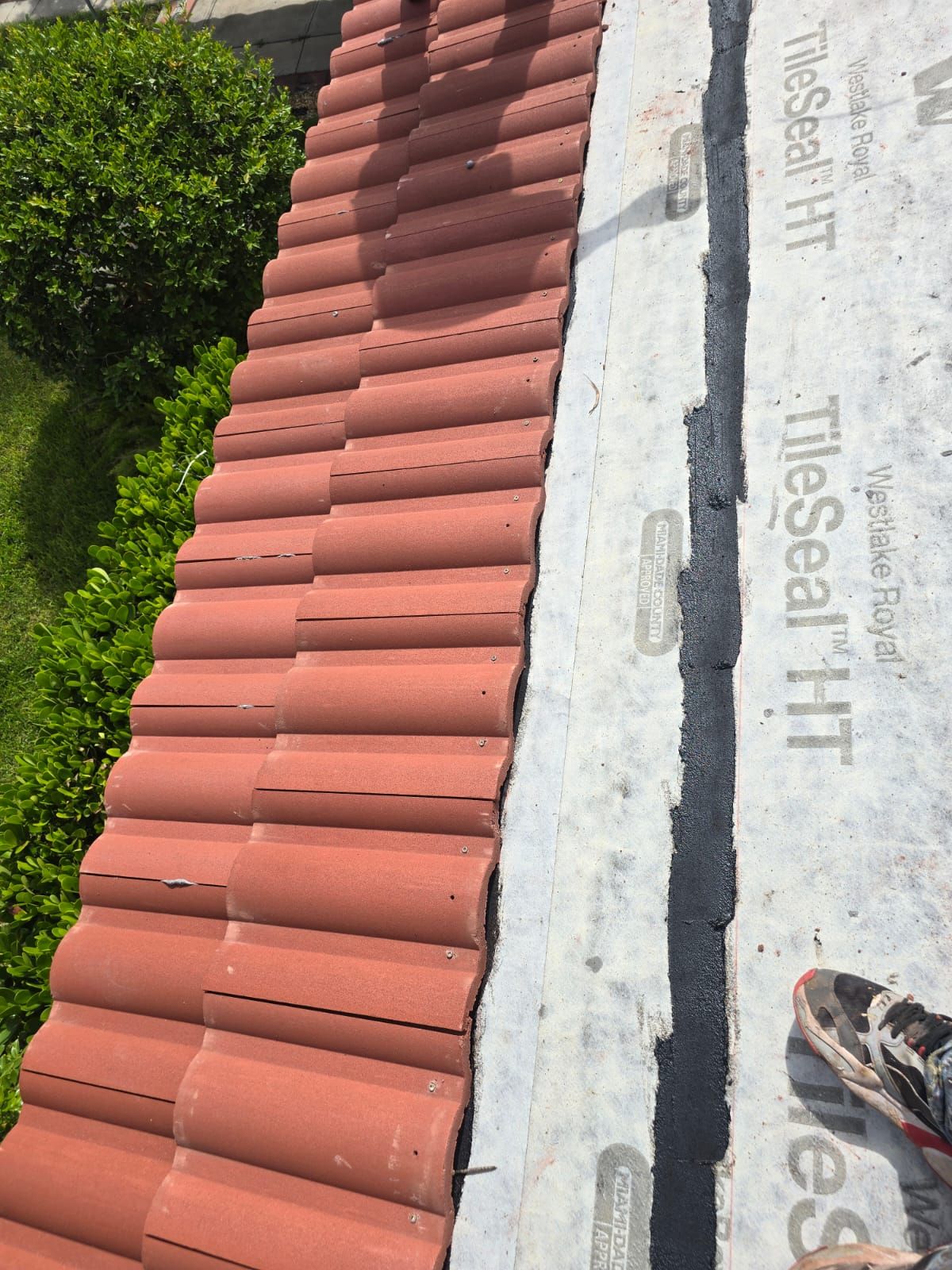 Tile Roof Repair in Hollywood ā Precision, Professionalism, and Quality Work by Aastro Roofing
