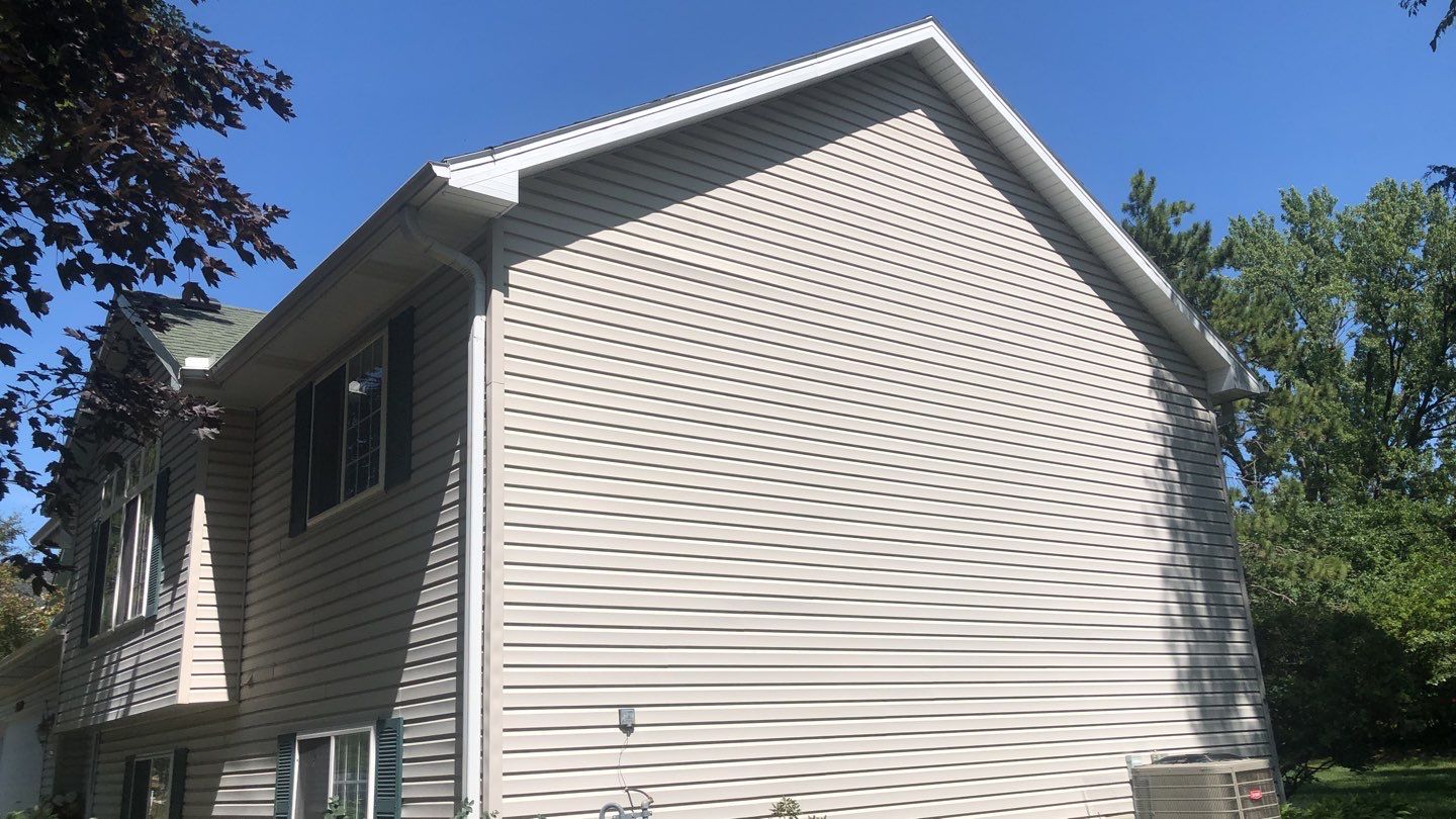 Wayzata, MN – New Seamless Gutter Installation by First Impressions Exteriors