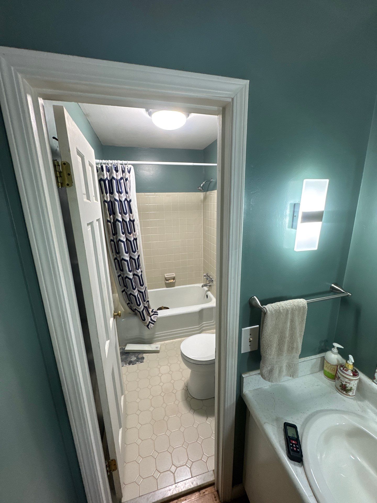 Guest bathroom renovation by Prudencio