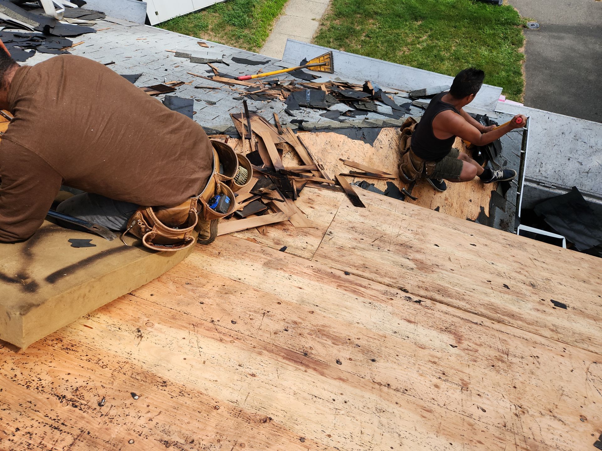 Residential Roofing Installation using Owens Corning TruDefinition Duration - Estate Gray & Flagstone Cedar Impressions by A Plus Exterior