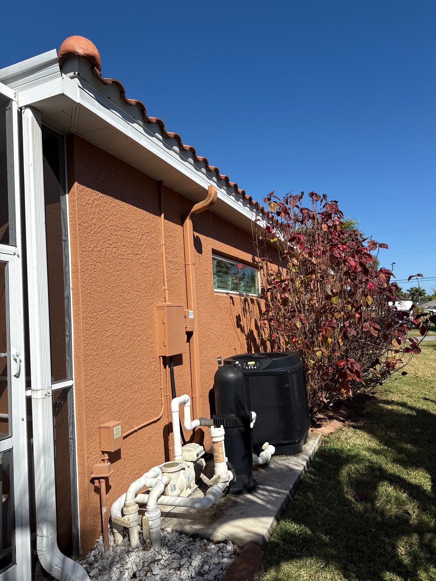 7 inch seamless gutters using Seamless Aluminum Gutters in Fort Myers, FL by Gutter Professors