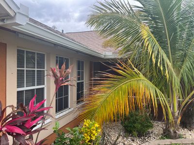 White 6-Inch Seamless Gutters in Cape Coral FL