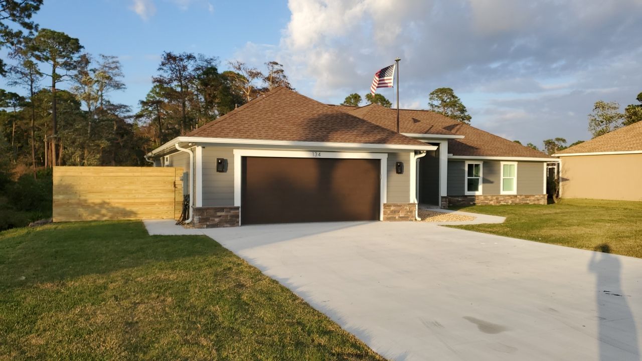 You can never go wrong with Horizontal by Hip Square Fence Inc.