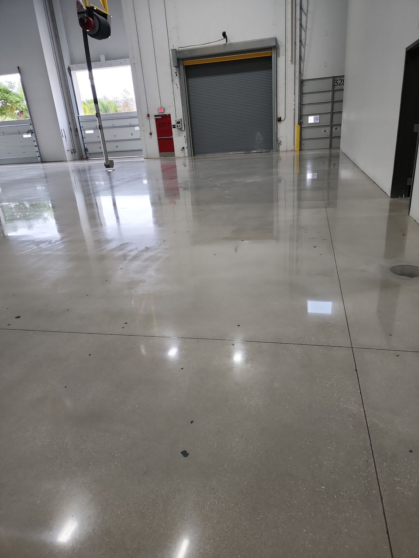 Pepsi Warehouse Concrete Polishing by Seamless Surfaces