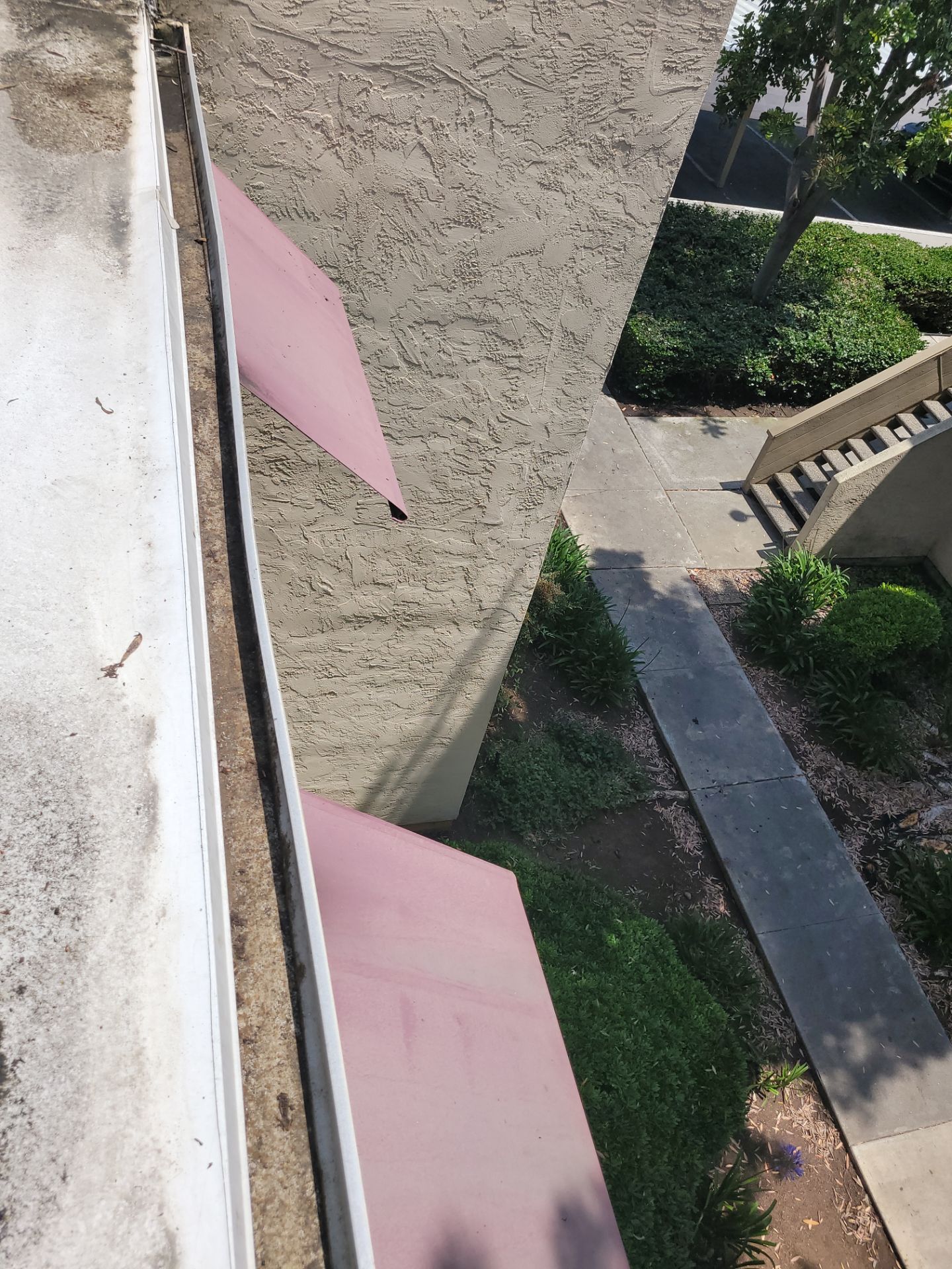Commercial gutter cleaning Carlsbad & Oceanside, CA after photo with clean gutters