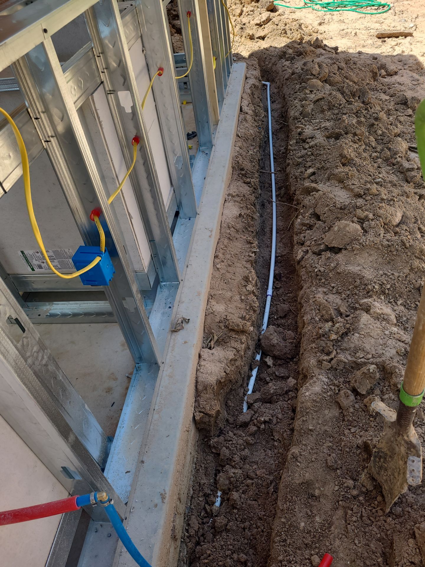 Pool, Patio Cover and Summer Kitchen in Creekside by SophAlx LLC