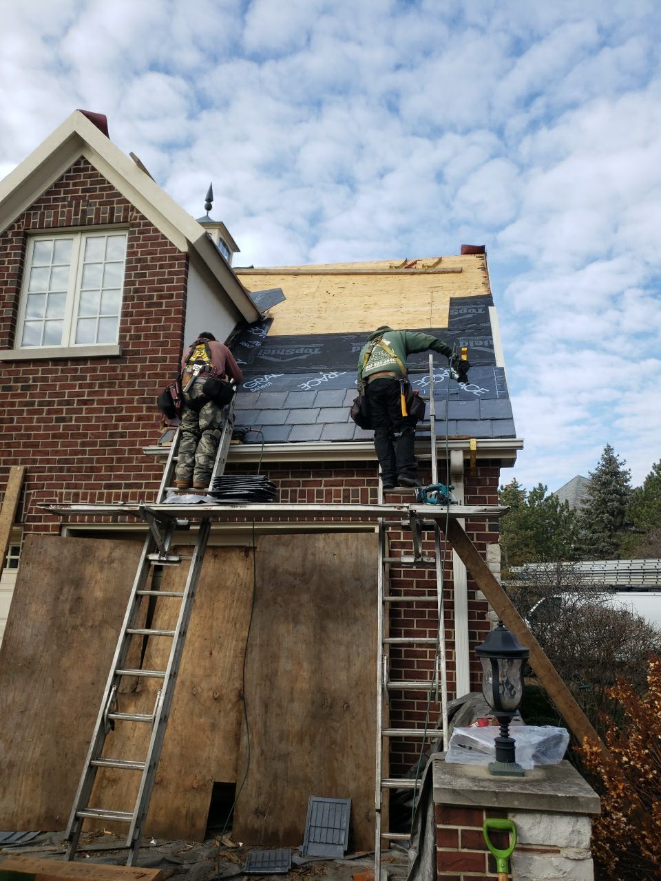 DaVinci Bellaforte Slate Installation with Copper Valleys by Custom Installations, Inc.